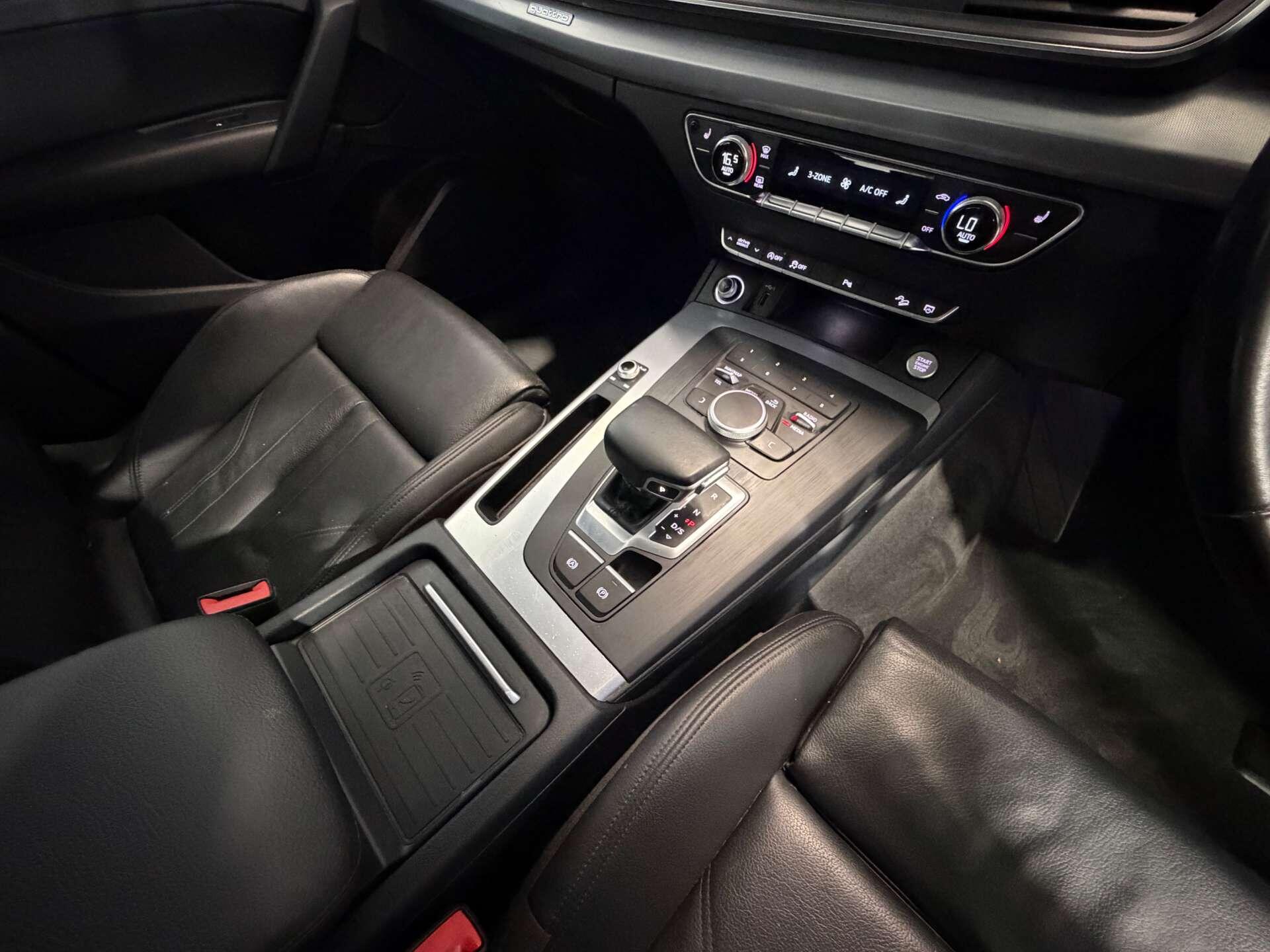 Audi Q5 view 11