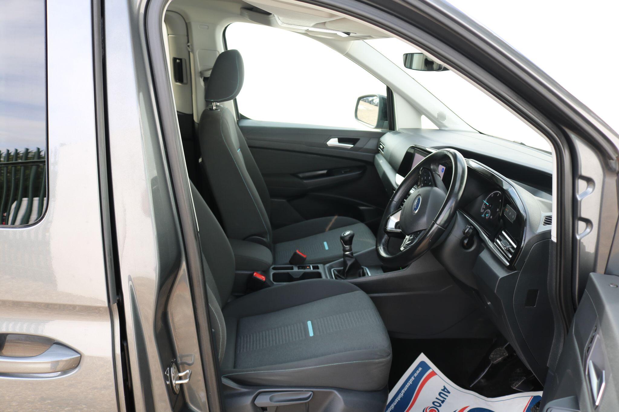 Ford Grand Tourneo Connect view 22
