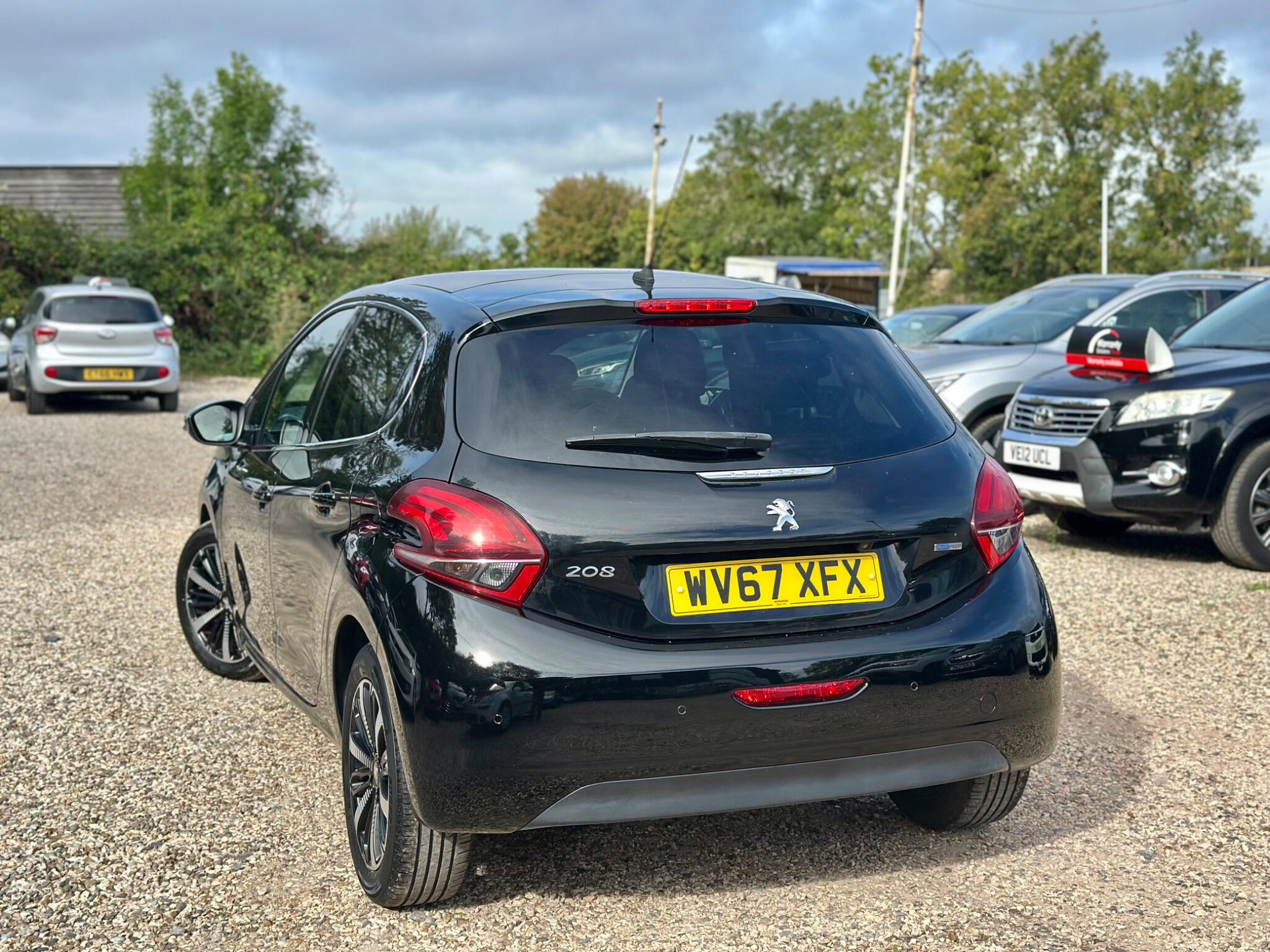 Peugeot 208 view 11