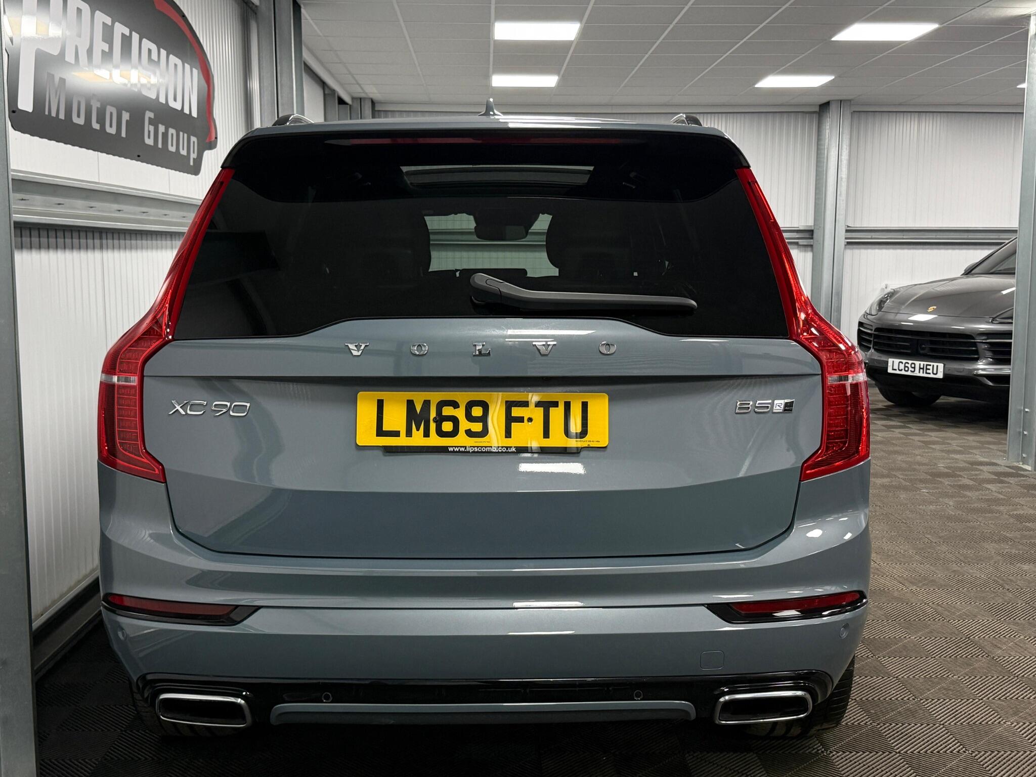 Volvo XC90 view 10