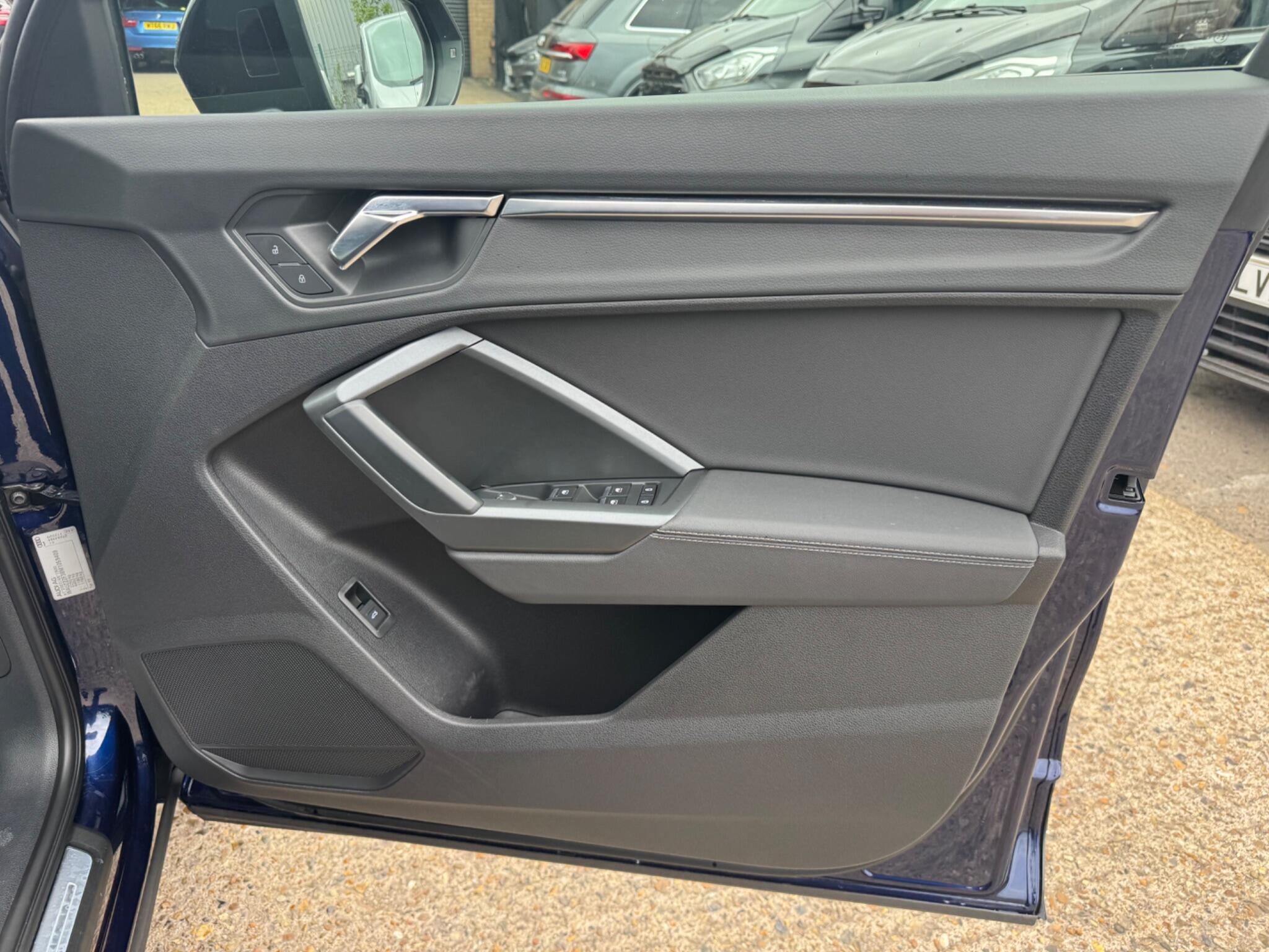 Audi Q3 view 33
