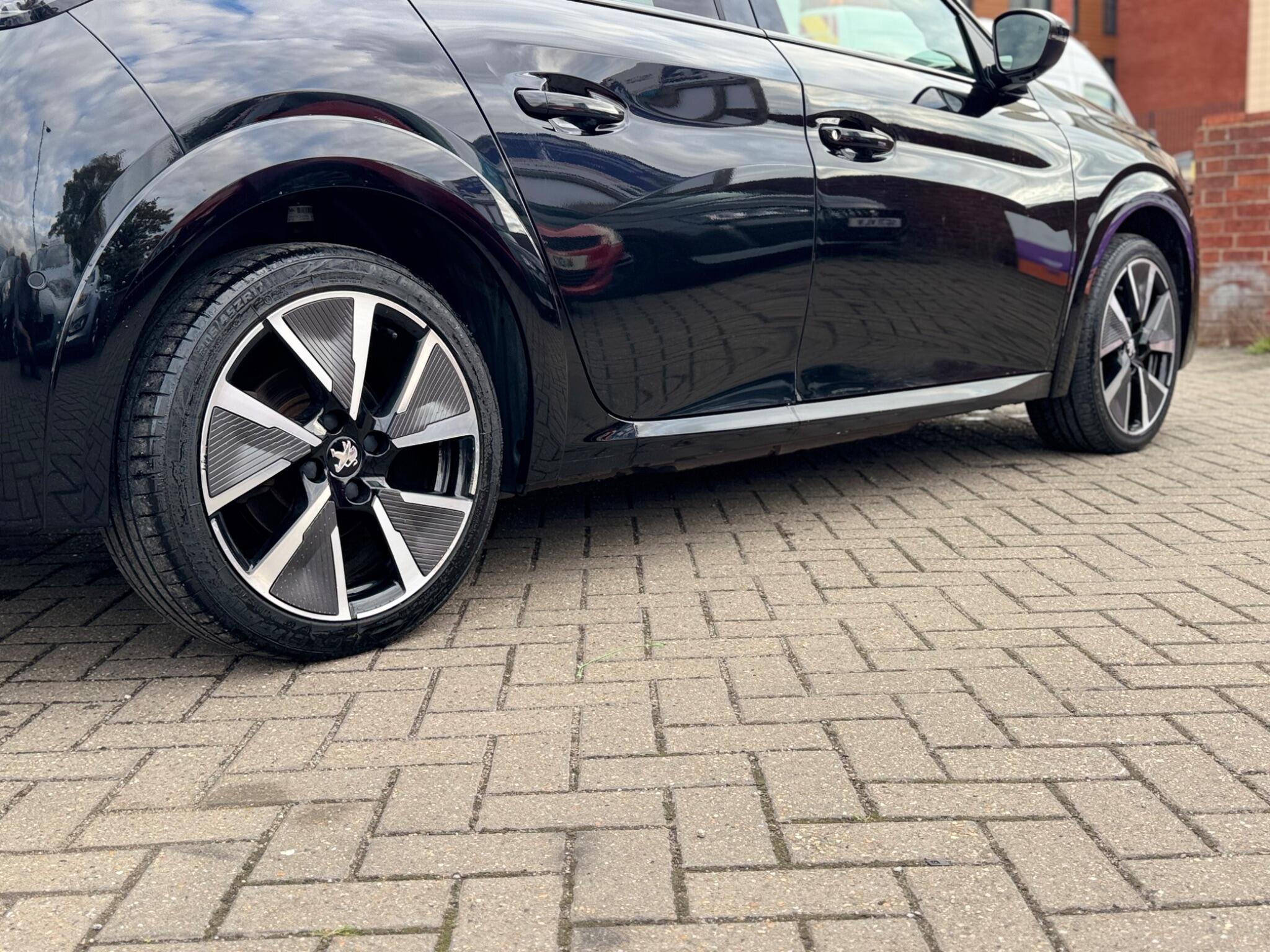 Peugeot e-208 view 11