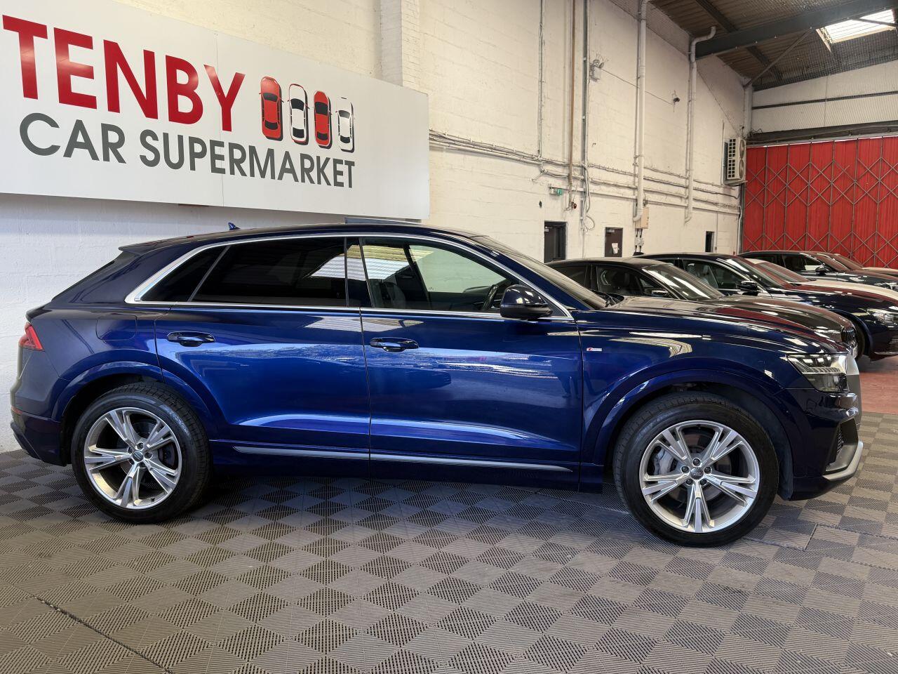 Audi Q8 view 11
