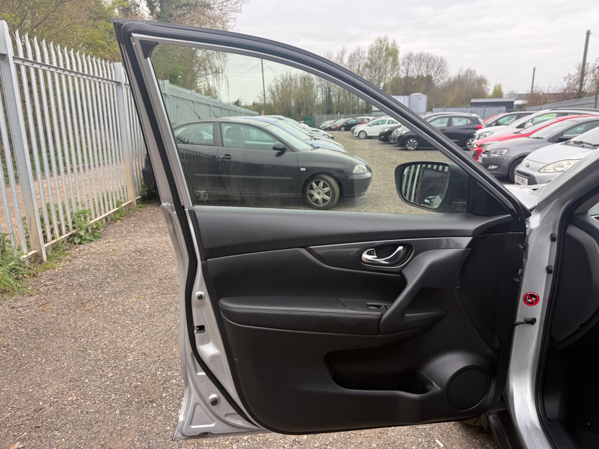 2017 Nissan X-Trail image 38