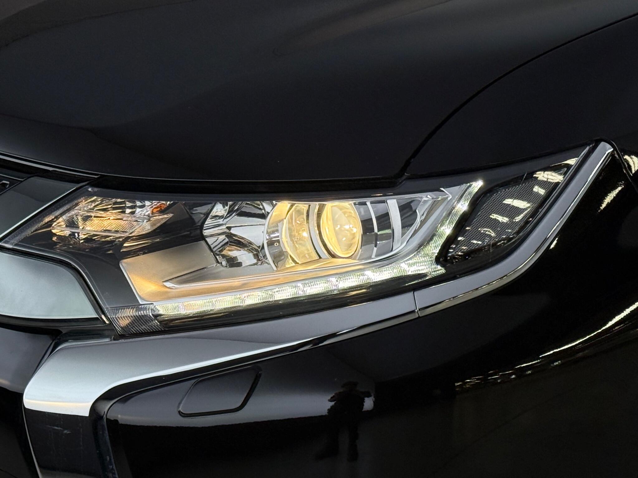 Mitsubishi Outlander view 12