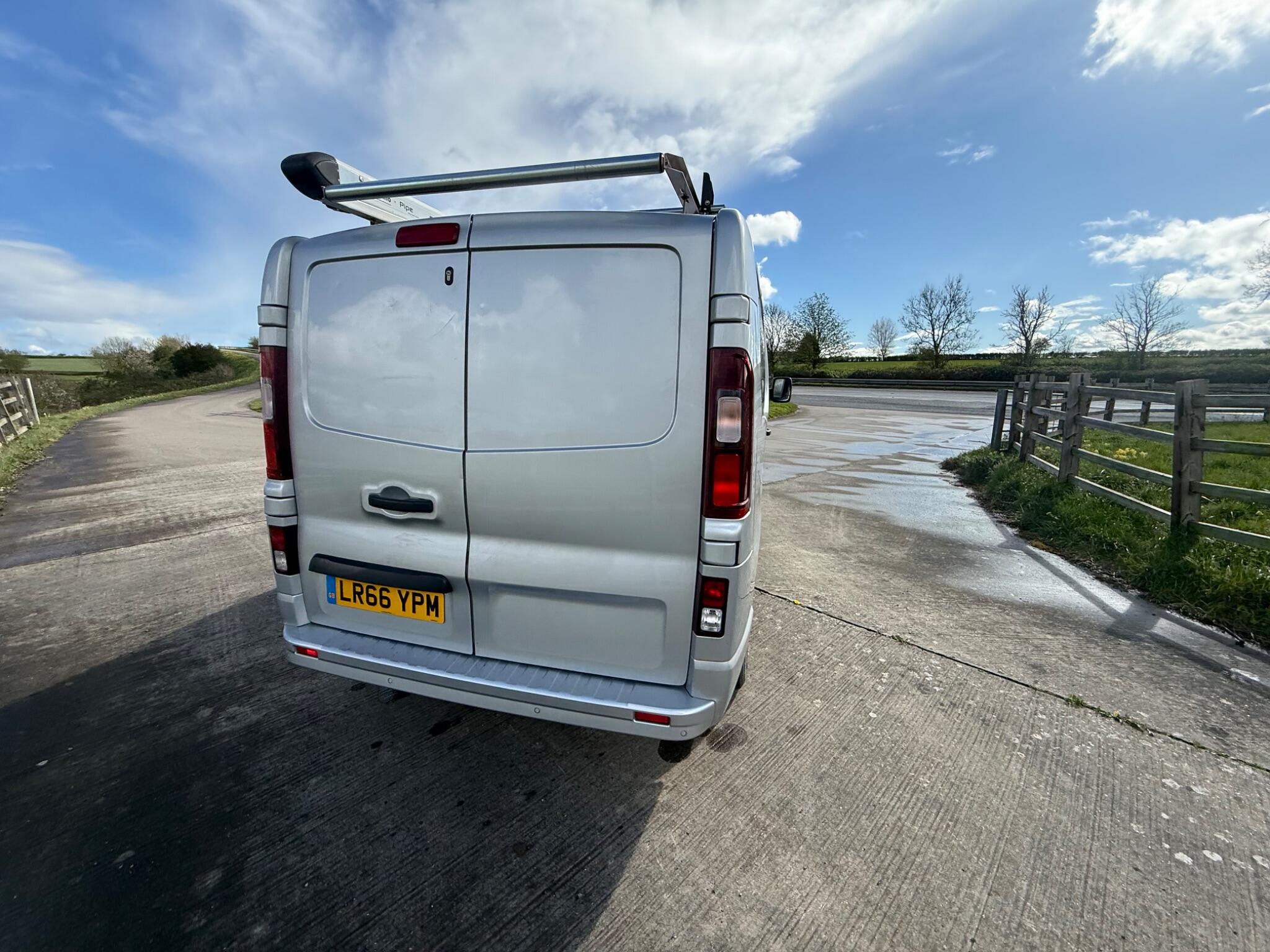 Vauxhall Vivaro 1.6 CDTi 2900 BiTurbo Sportive L1 H1 Euro 6 (s/s) 5dr — photo 20 of 98