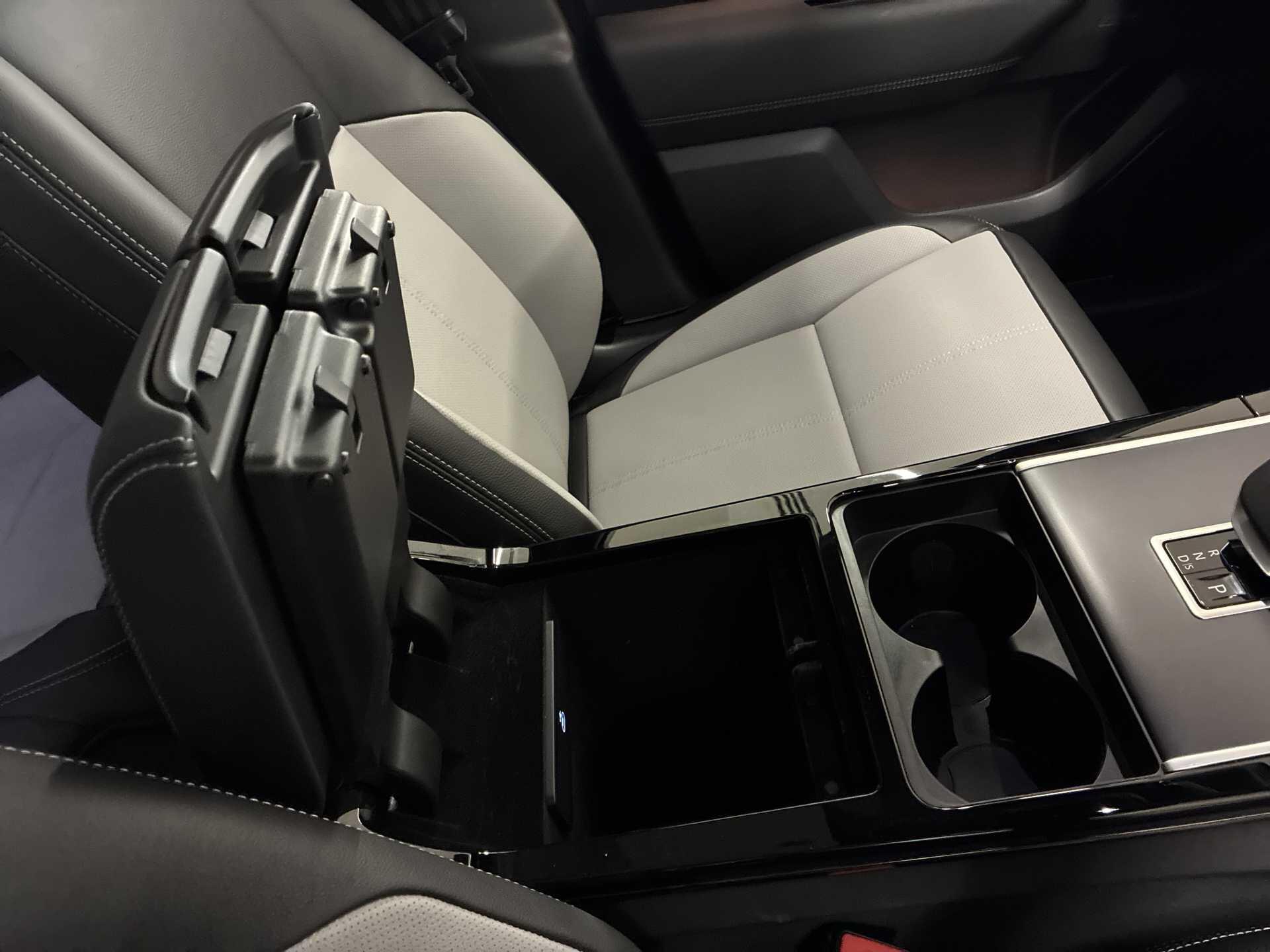 Land Rover Range Rover Velar view 36
