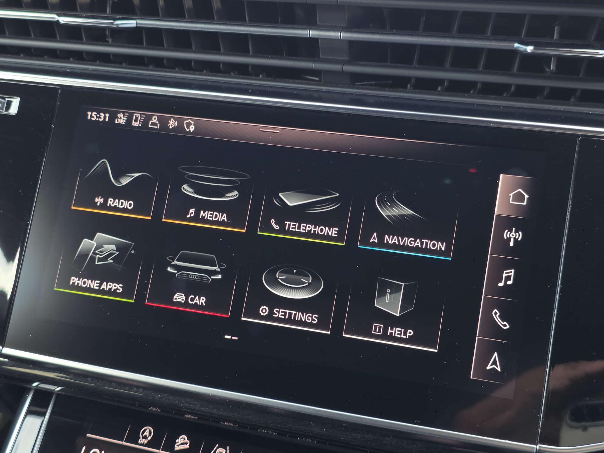 Audi Q8 view 31