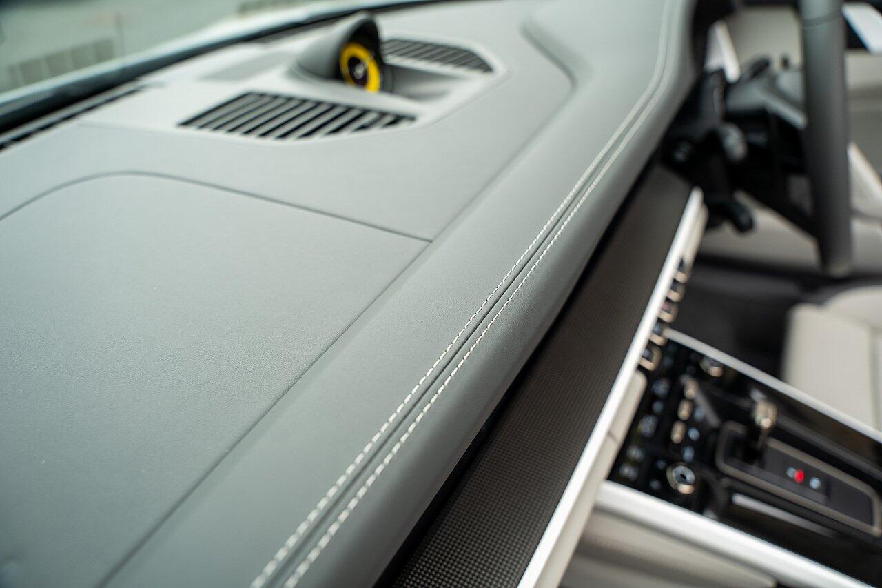 Porsche 911 view 73