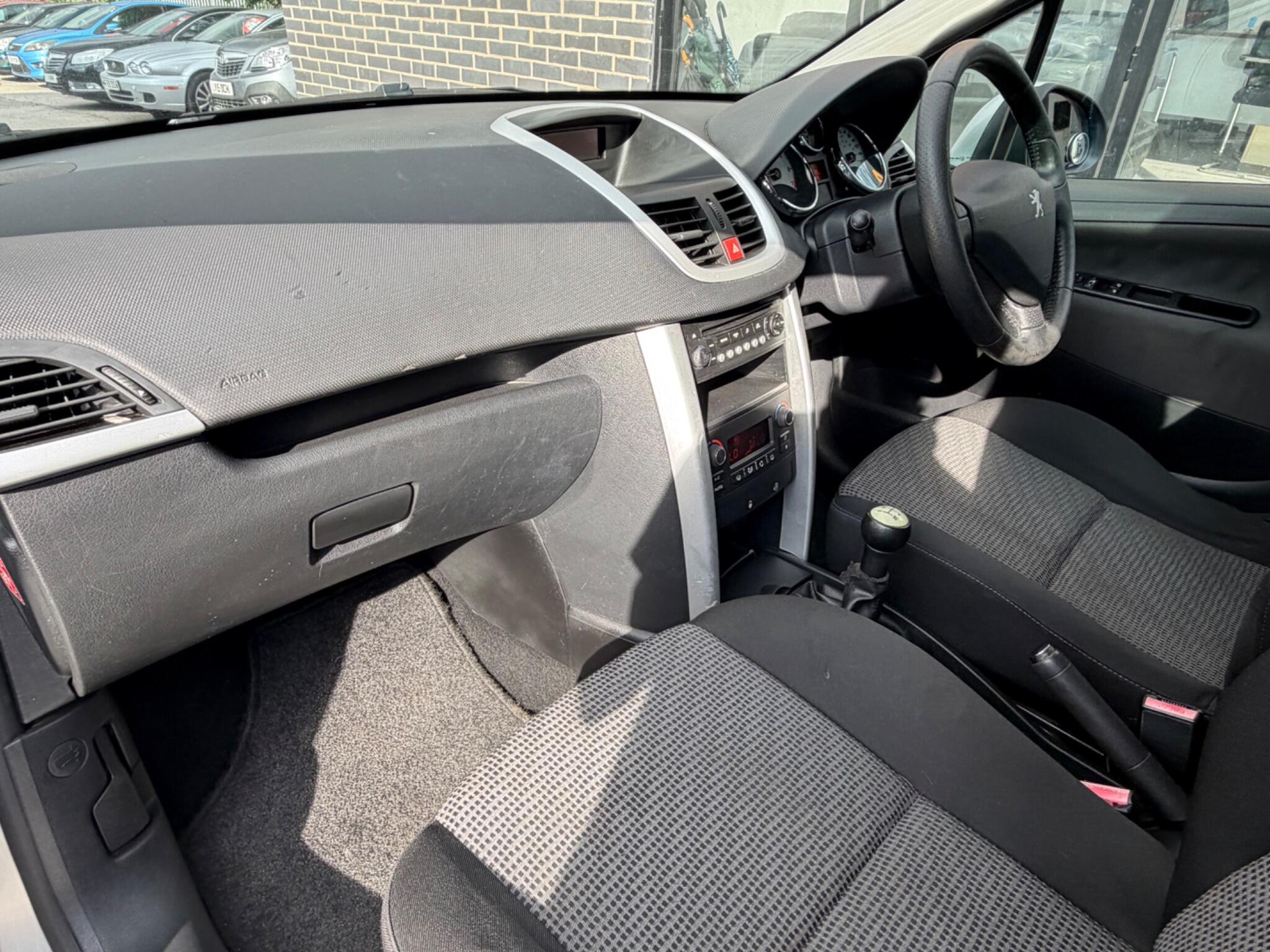 Peugeot 207 view 16