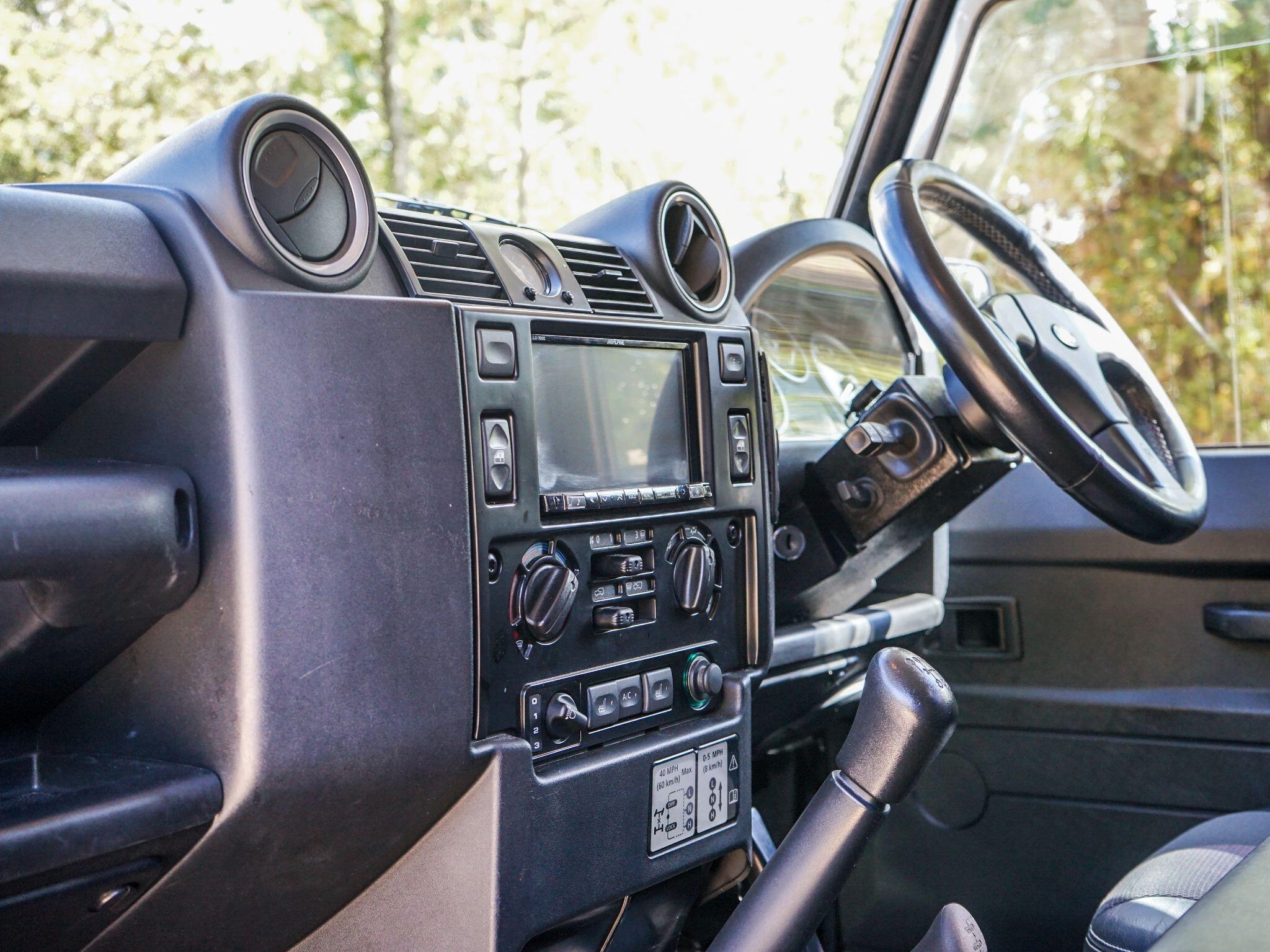 Land Rover Defender 110 view 25