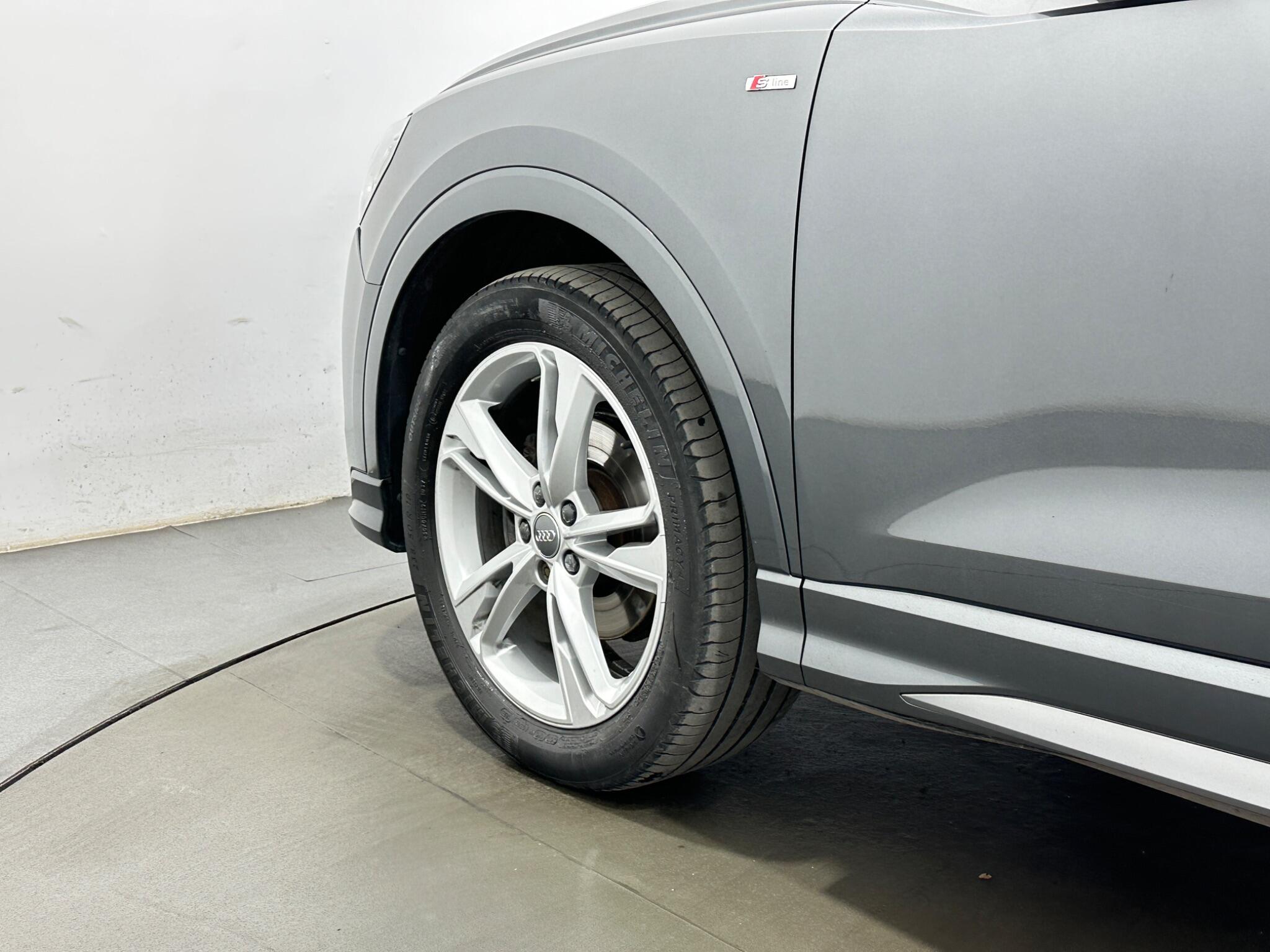 Audi Q3 view 50