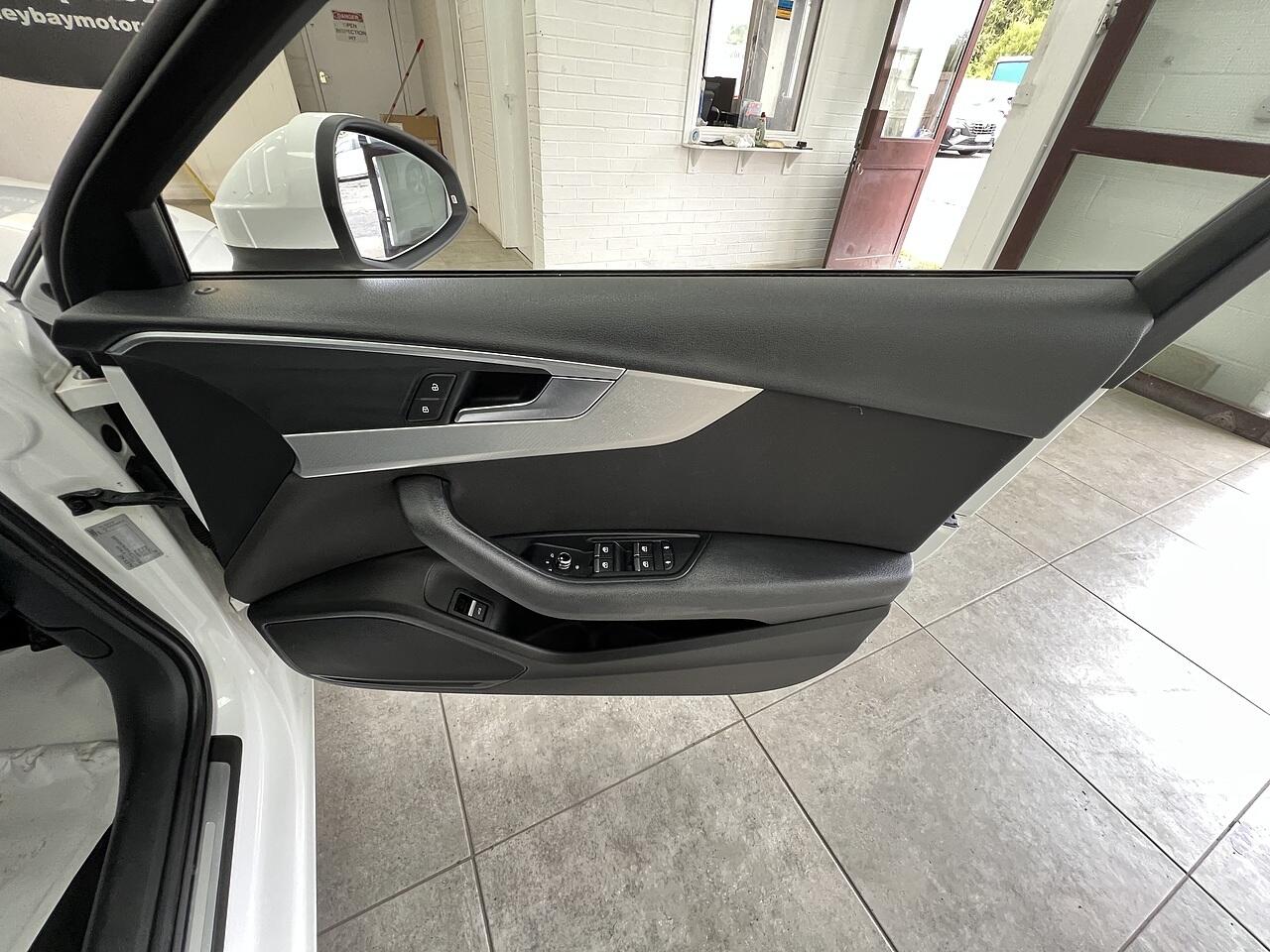 Audi A4 view 13