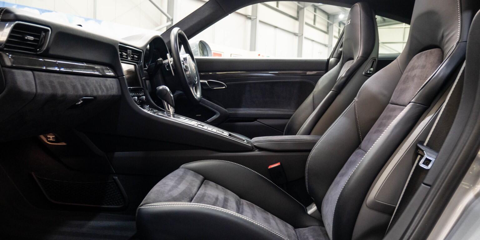 Porsche 911 view 18