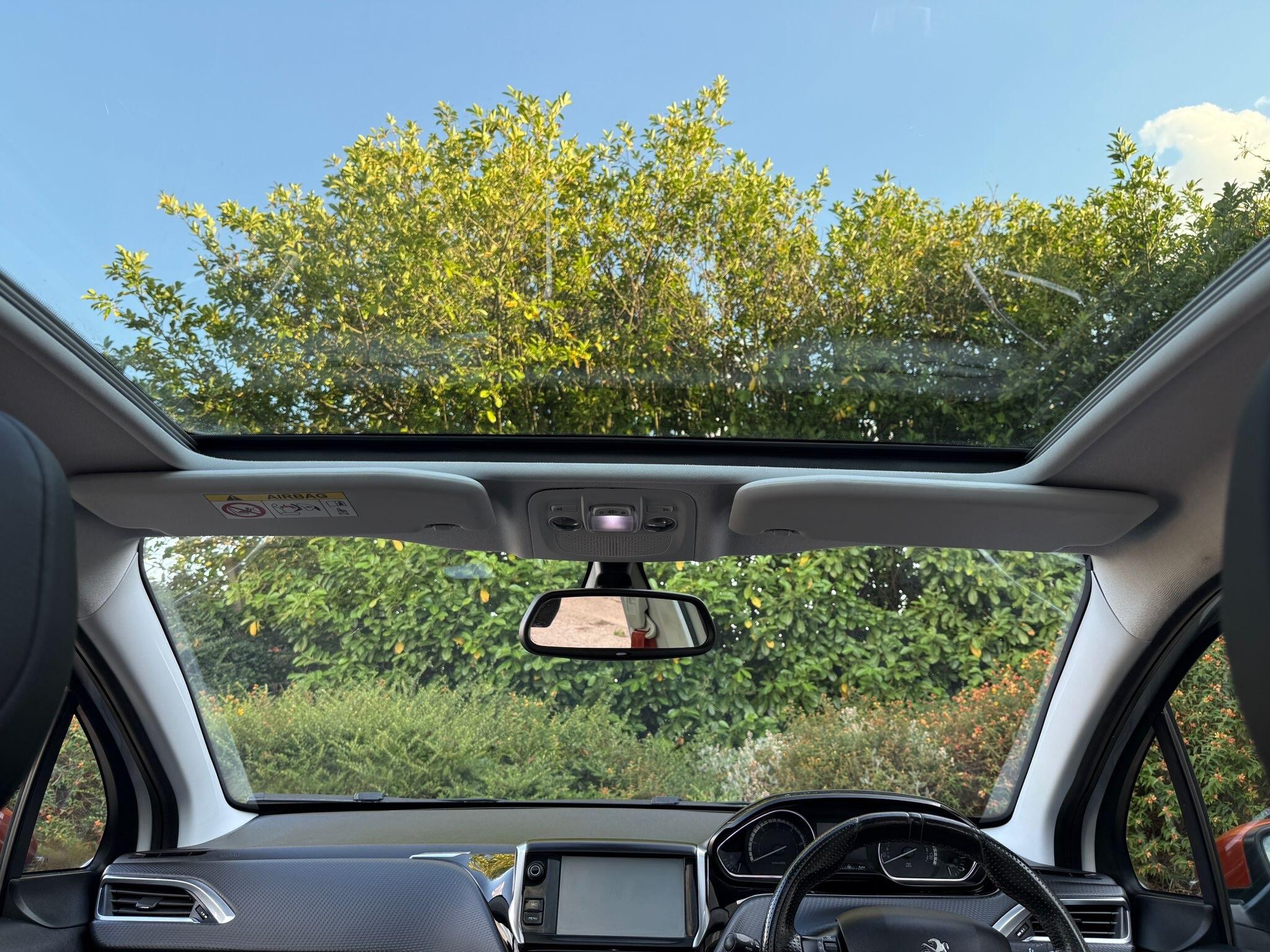 Peugeot 208 view 4