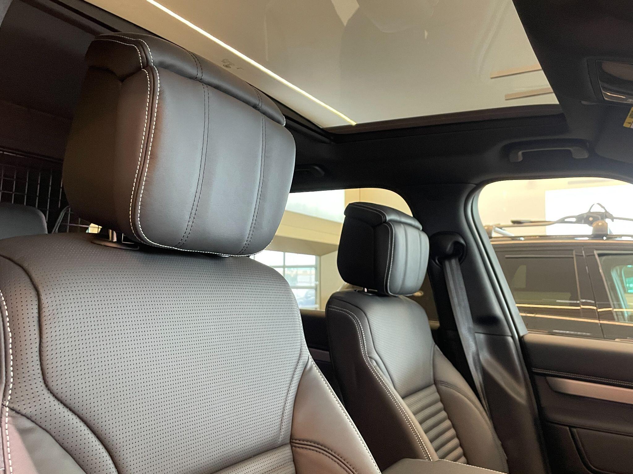 Land Rover Discovery view 8