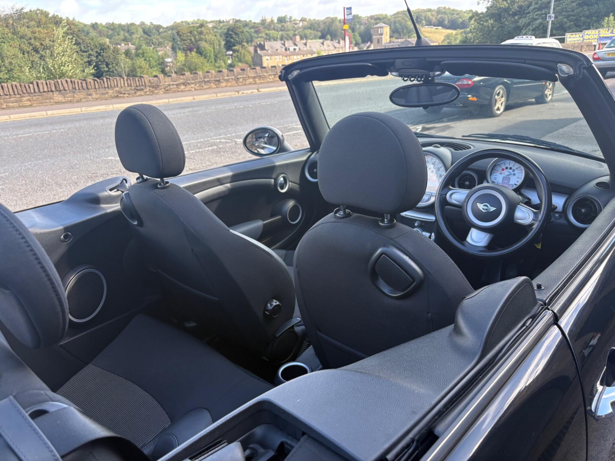 Mini Convertible view 25