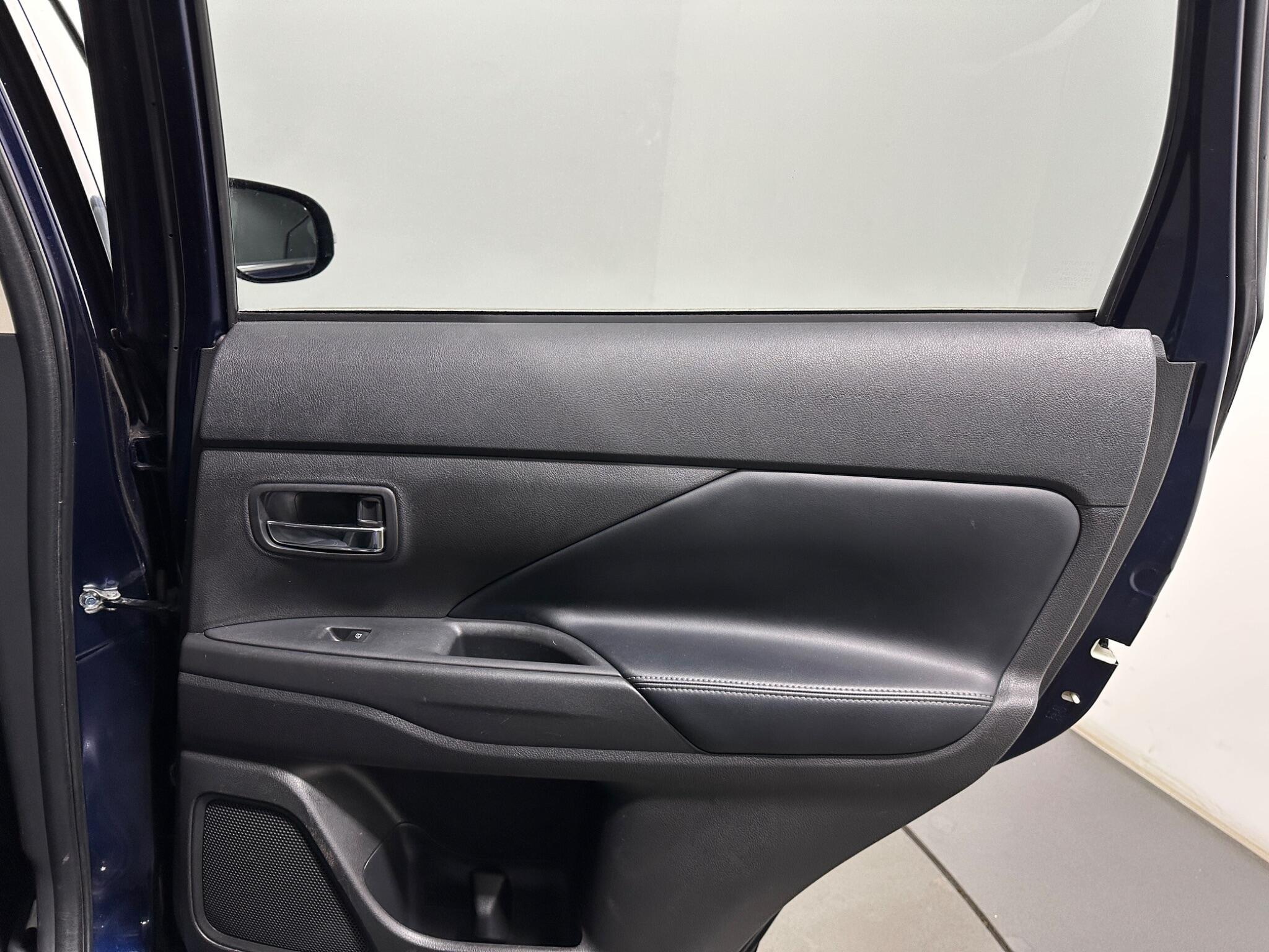 Mitsubishi Outlander view 42