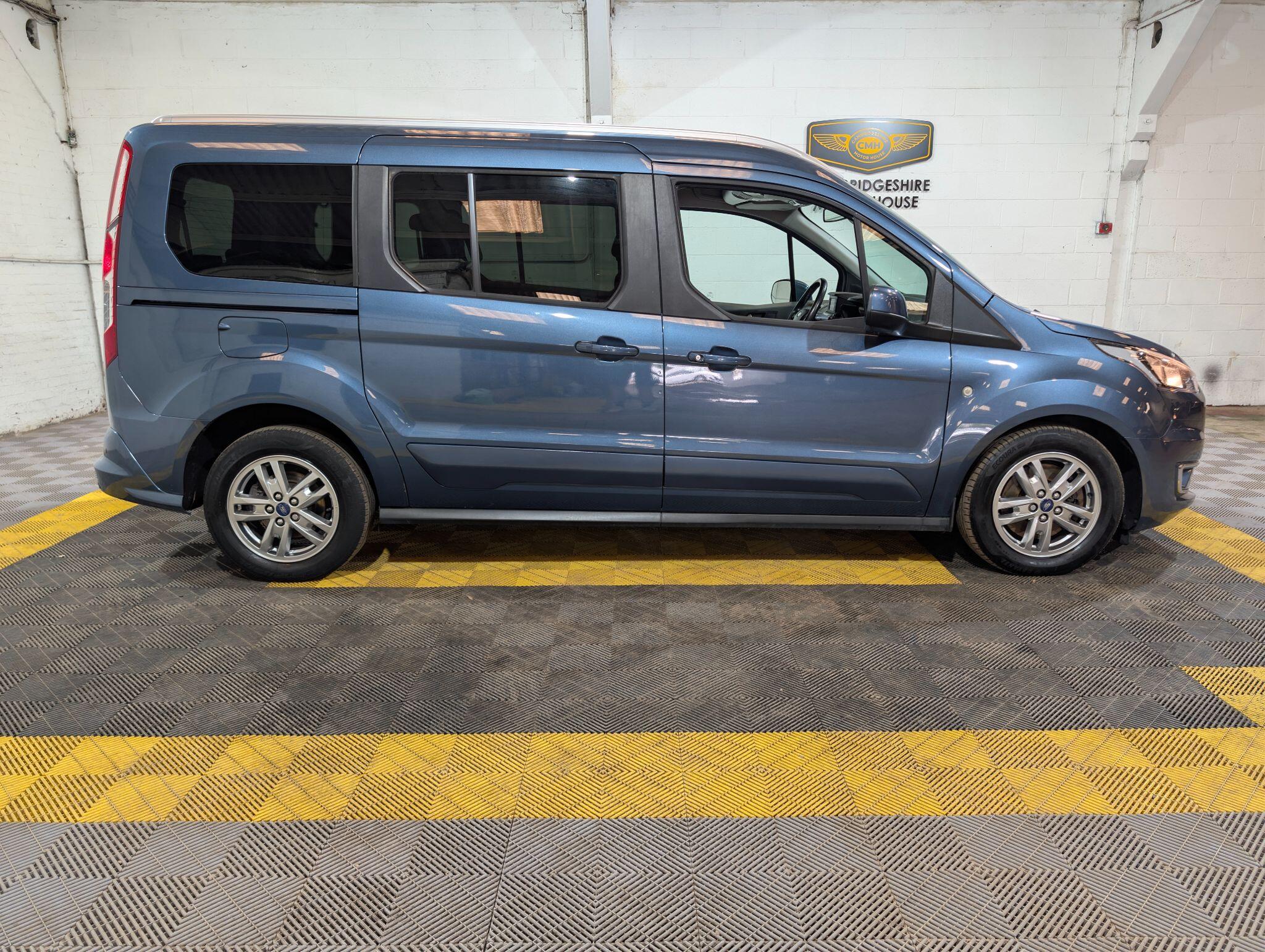 Ford Grand Tourneo Connect view 15