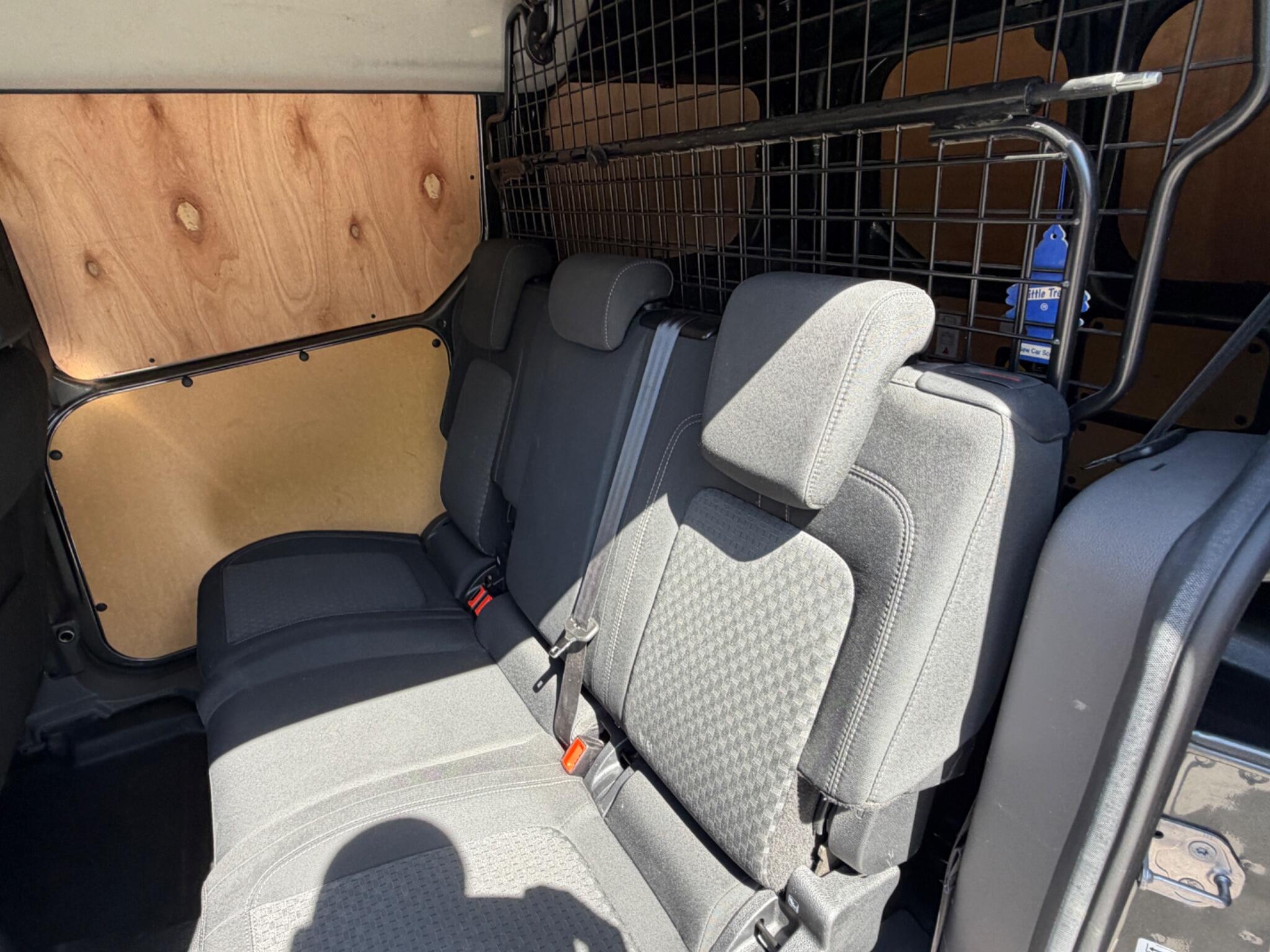 Ford Transit Connect view 19