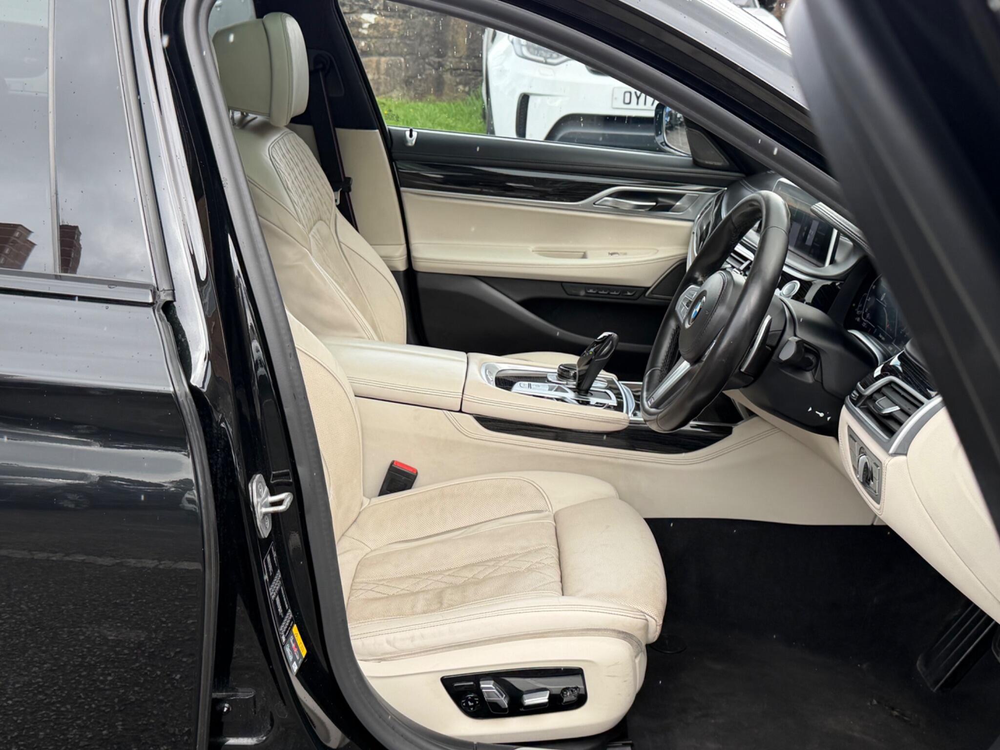 BMW 7 Series view 15