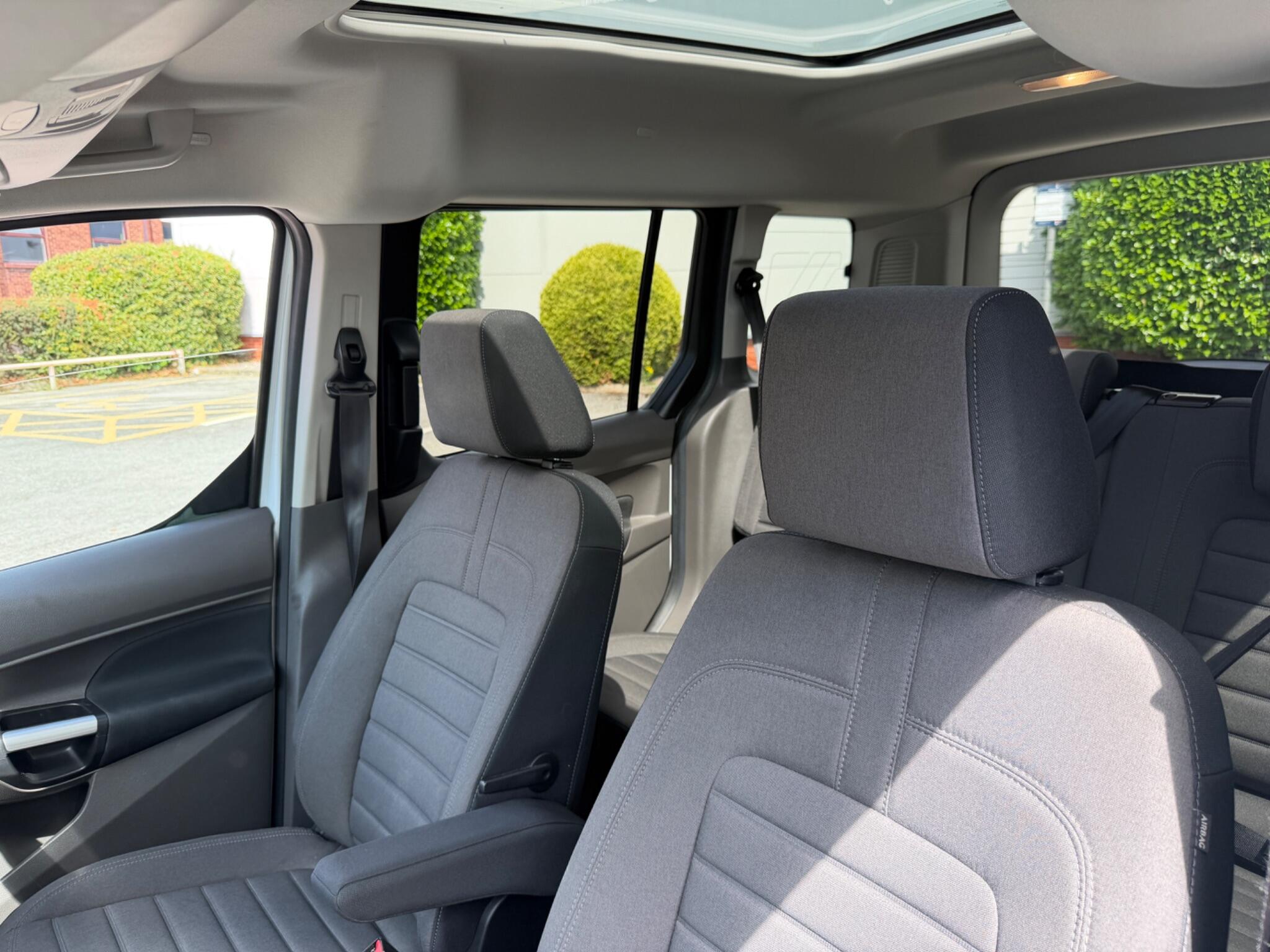 Ford Tourneo Connect view 9