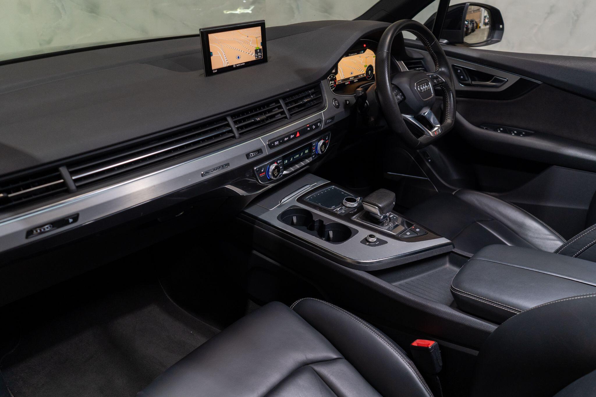 Audi Q7 view 14