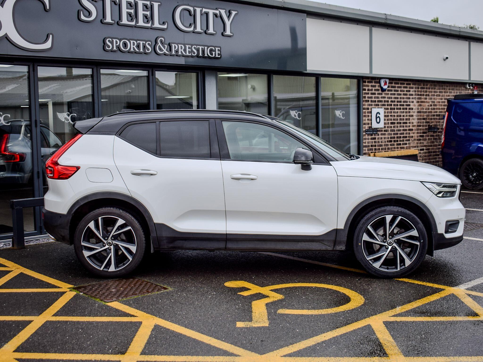 Volvo XC40 view 3
