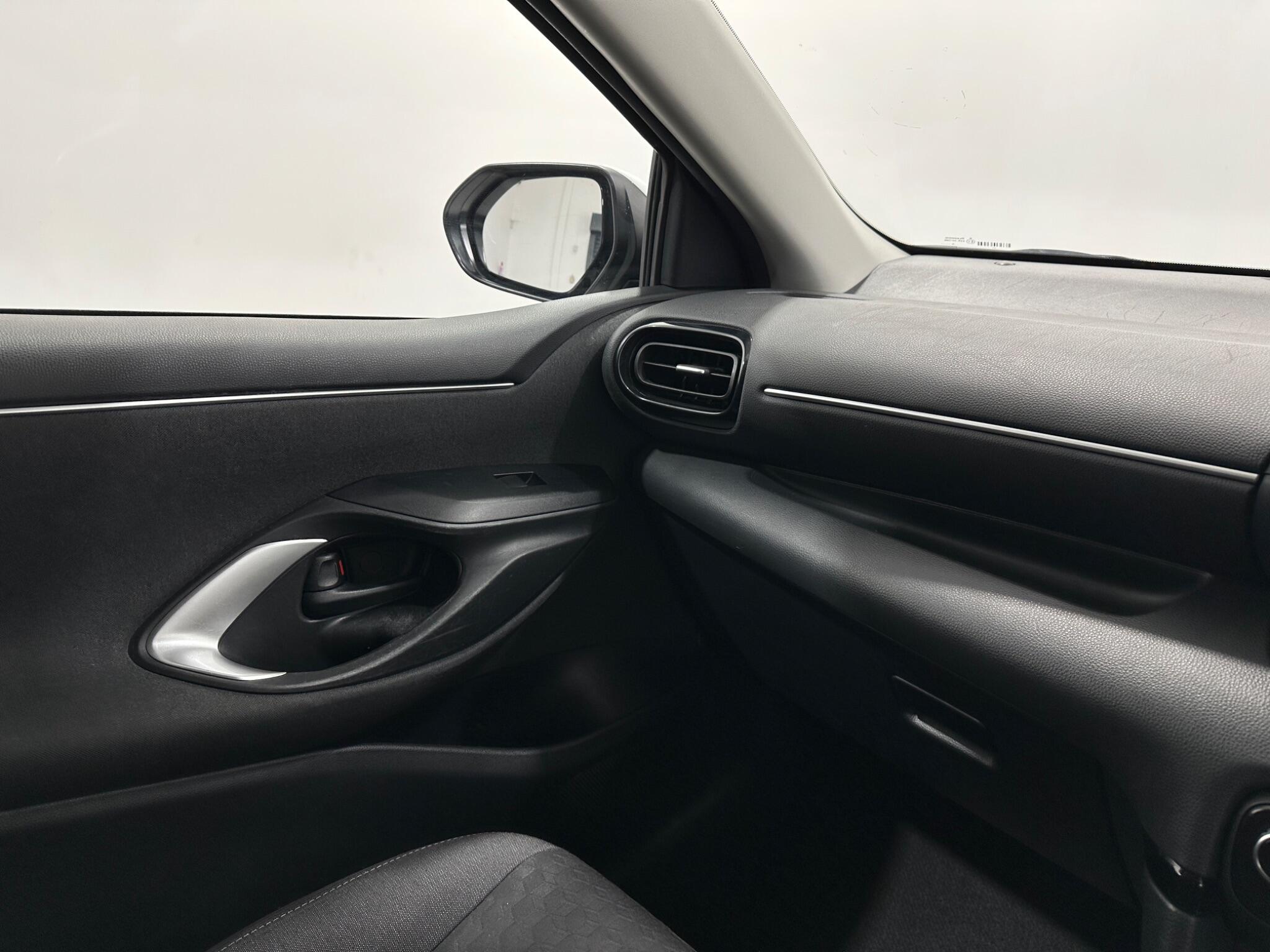 Toyota Yaris view 25