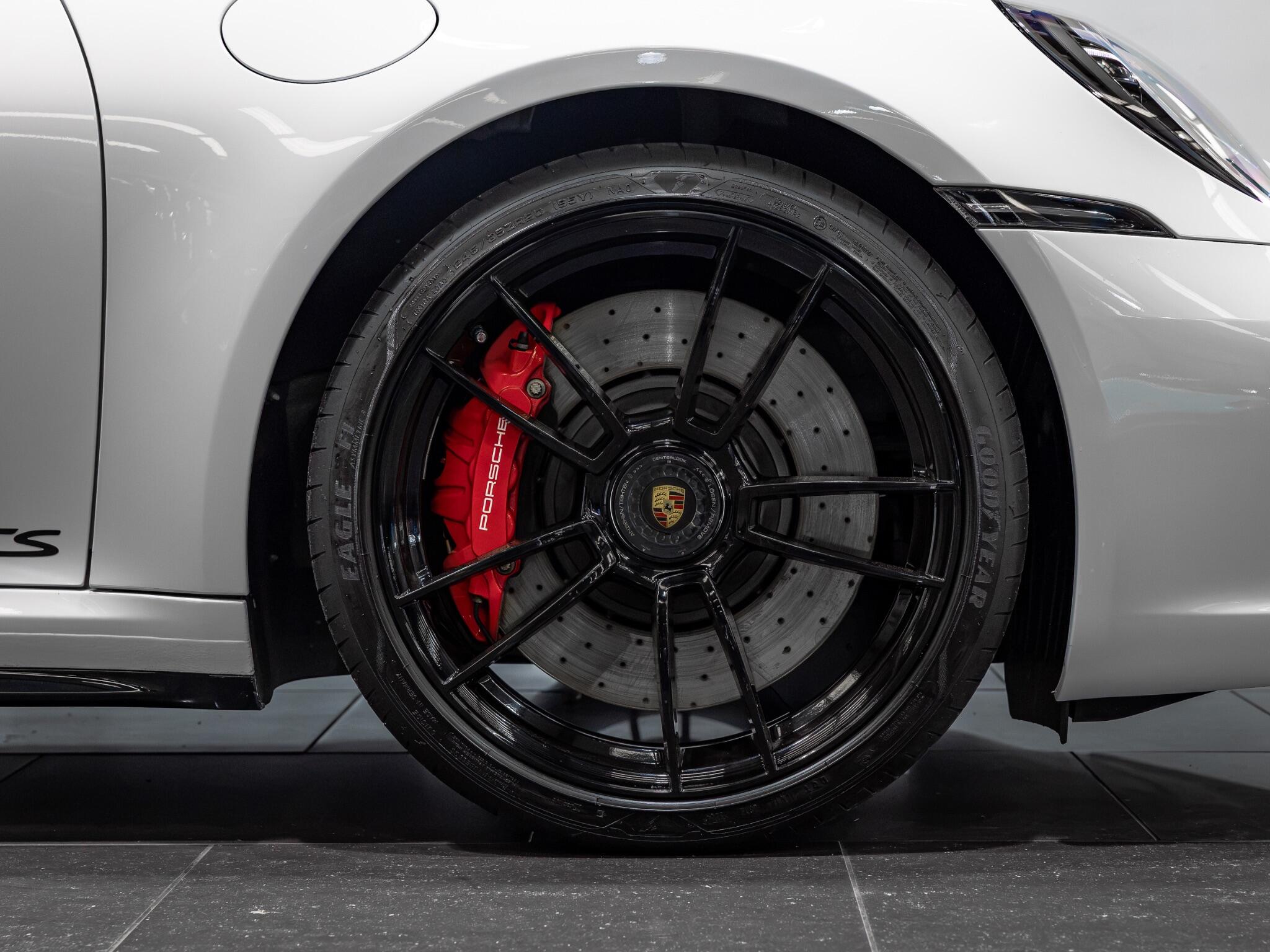Porsche 911 view 3