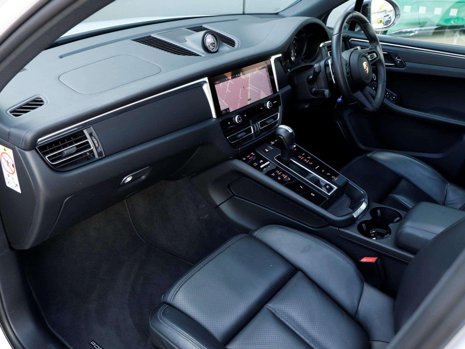 Porsche Macan view 9