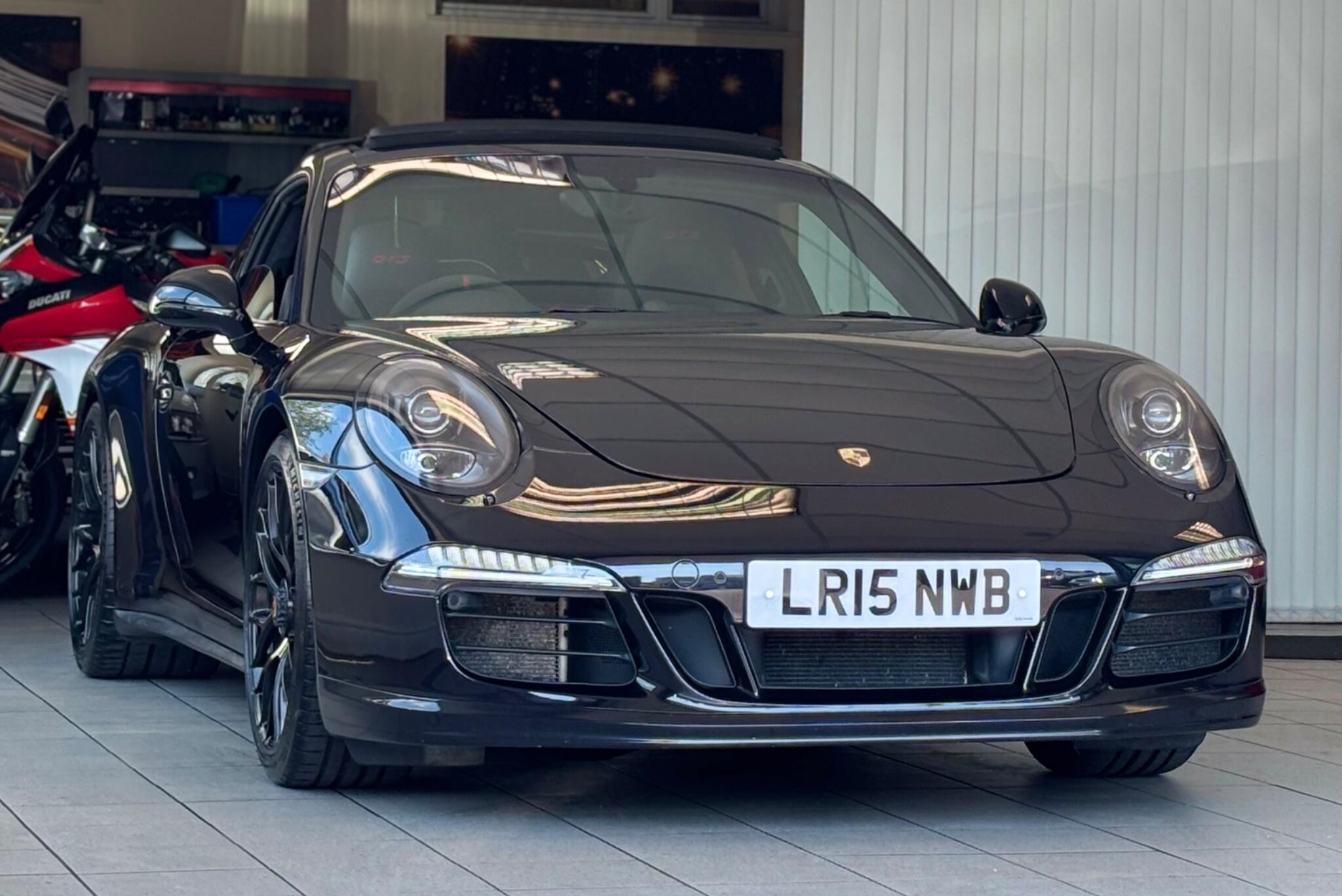 Porsche 911 view 5