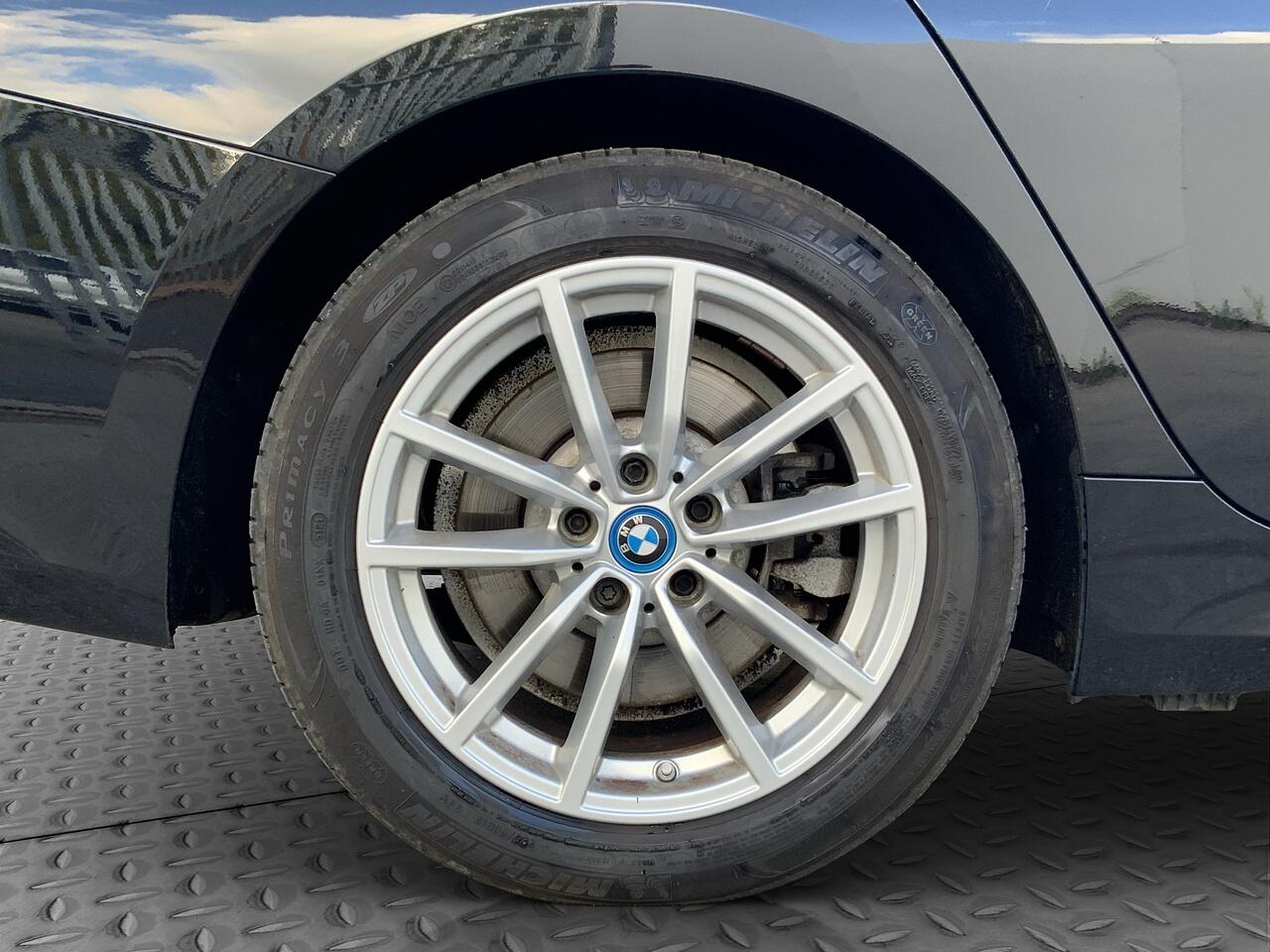 BMW 3 Series view 22