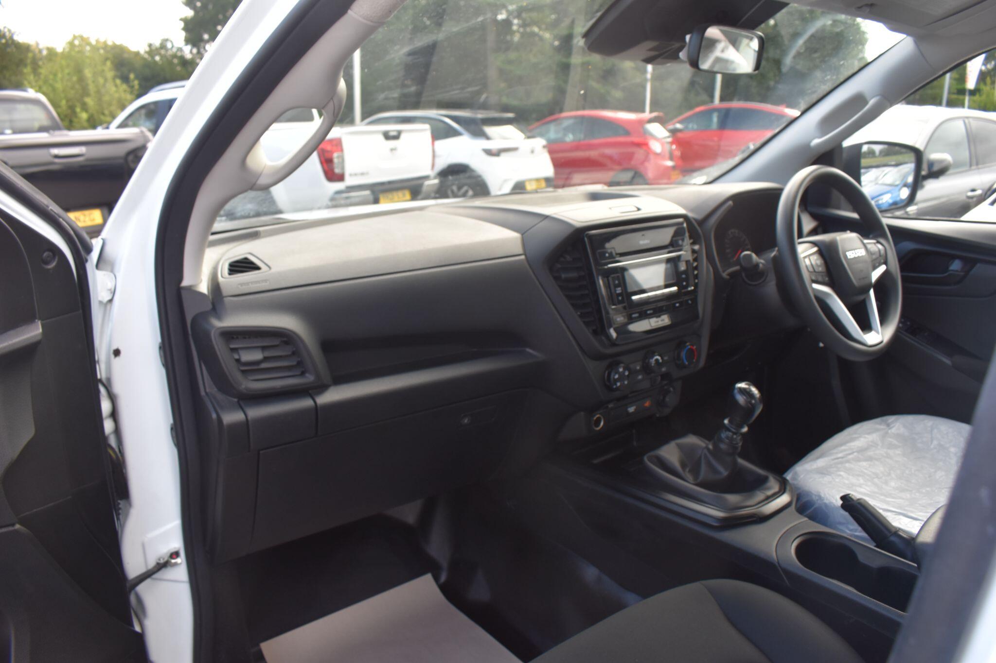 D-Max - 1.9 TD Utility 4WD Euro 6 (s/s) 2dr - Image 13