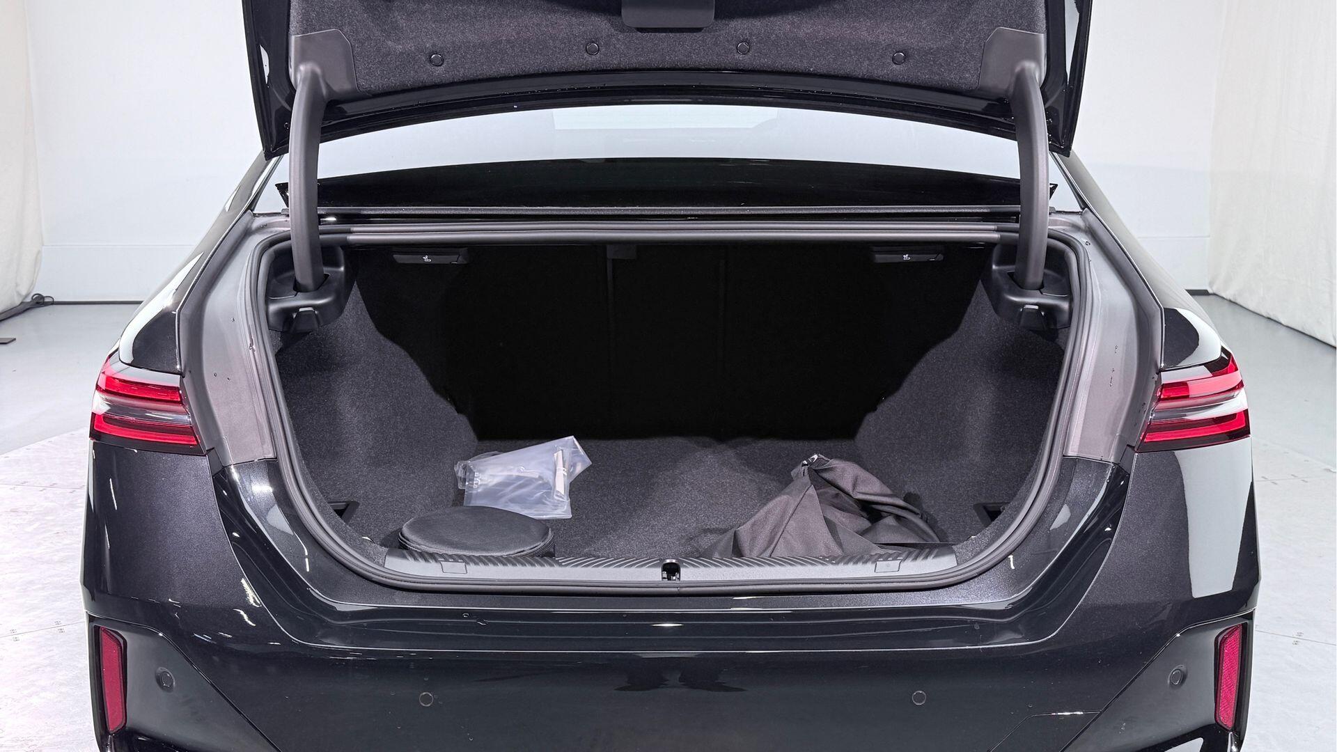BMW 5 Series view 13