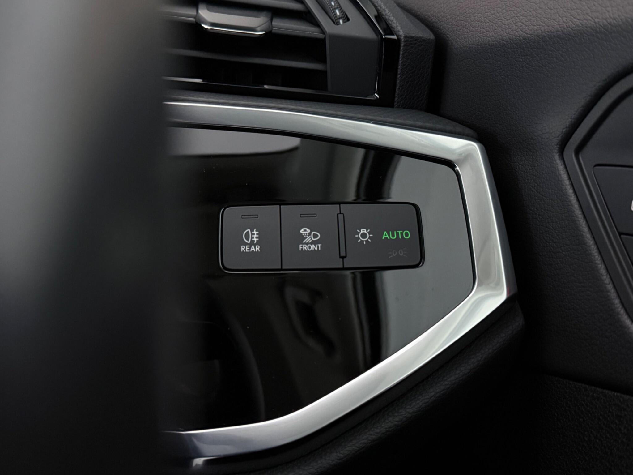 Audi Q3 view 16