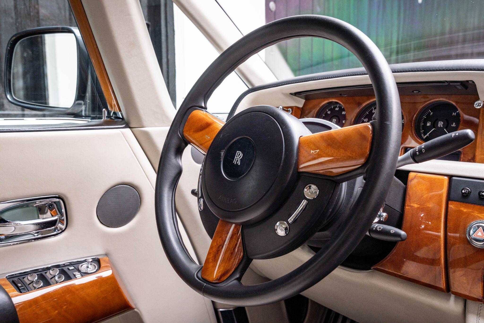 Rolls-Royce Phantom view 15