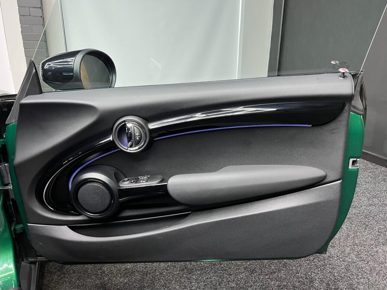Mini Hatch view 32