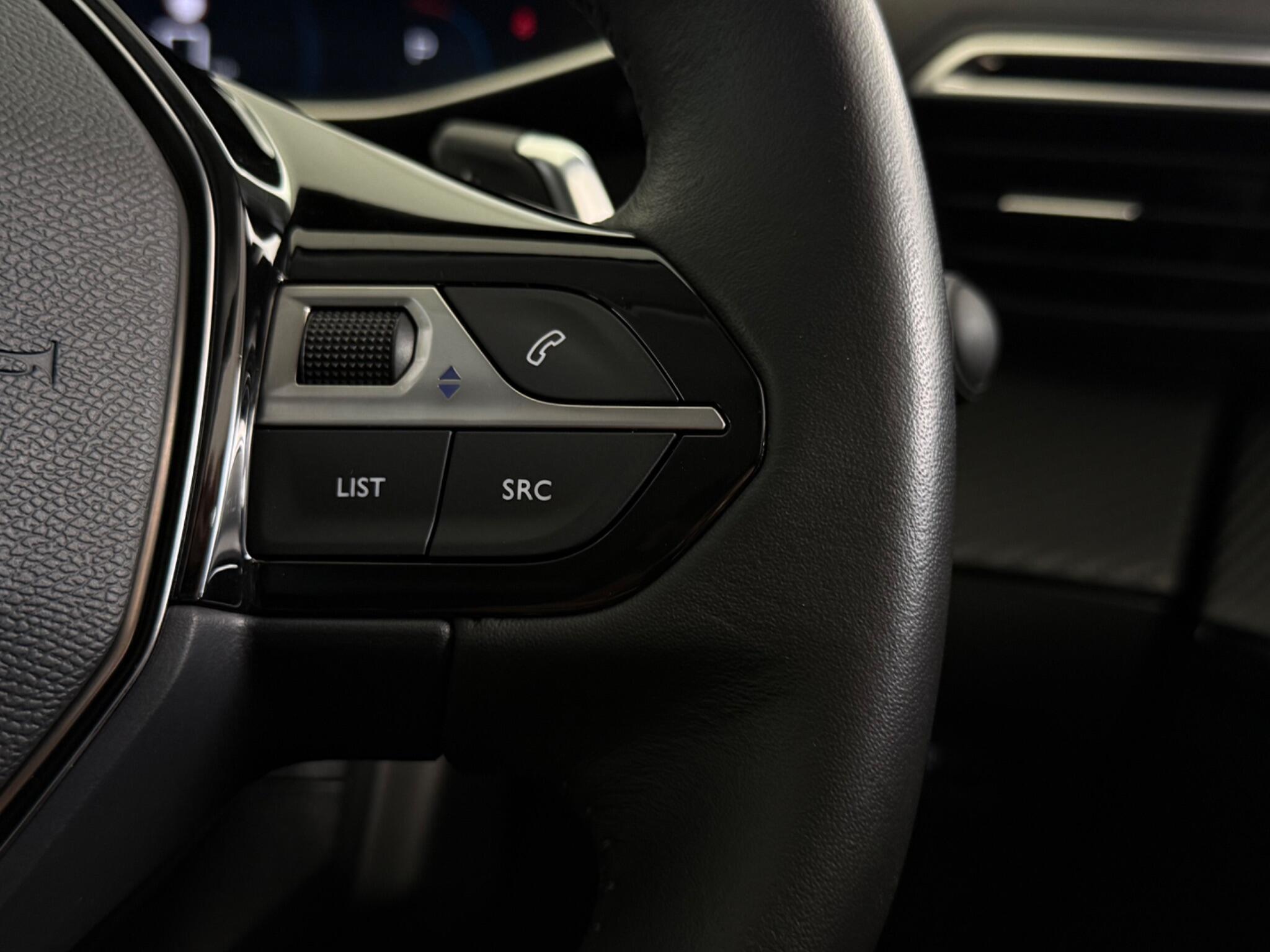 Peugeot 208 view 18