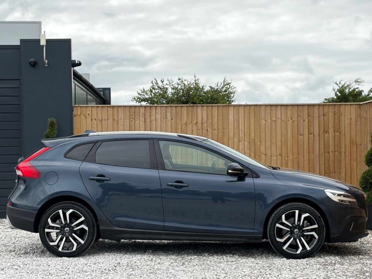 Volvo V40 Cross Country view 9