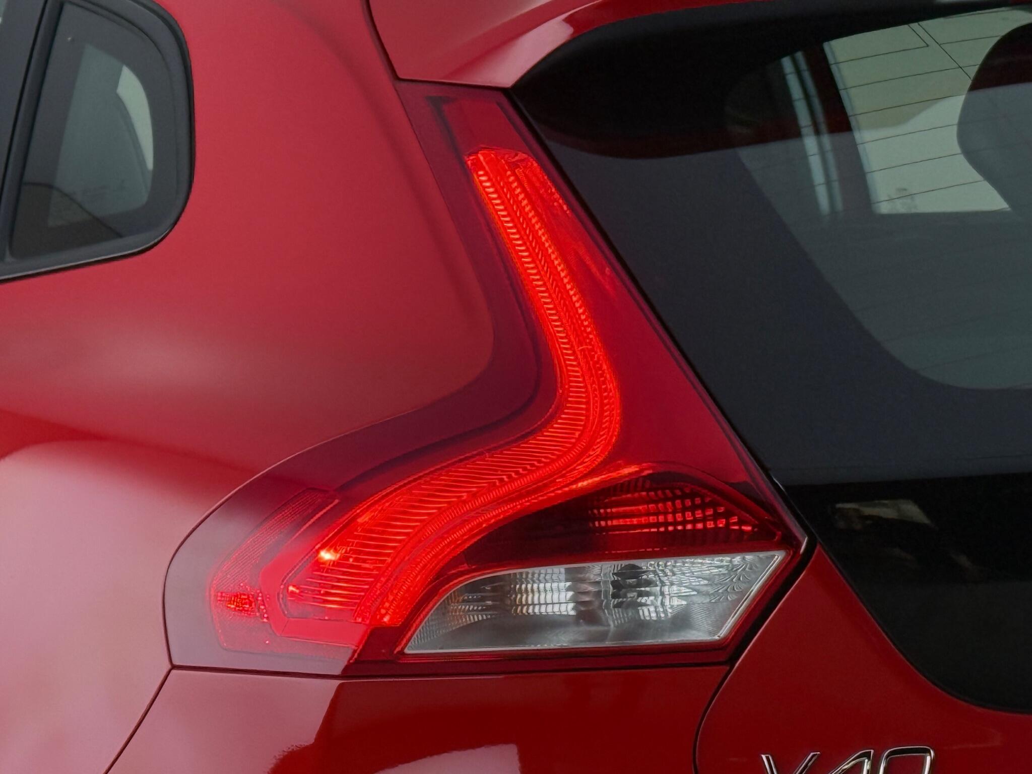 Volvo V40 Cross Country view 11