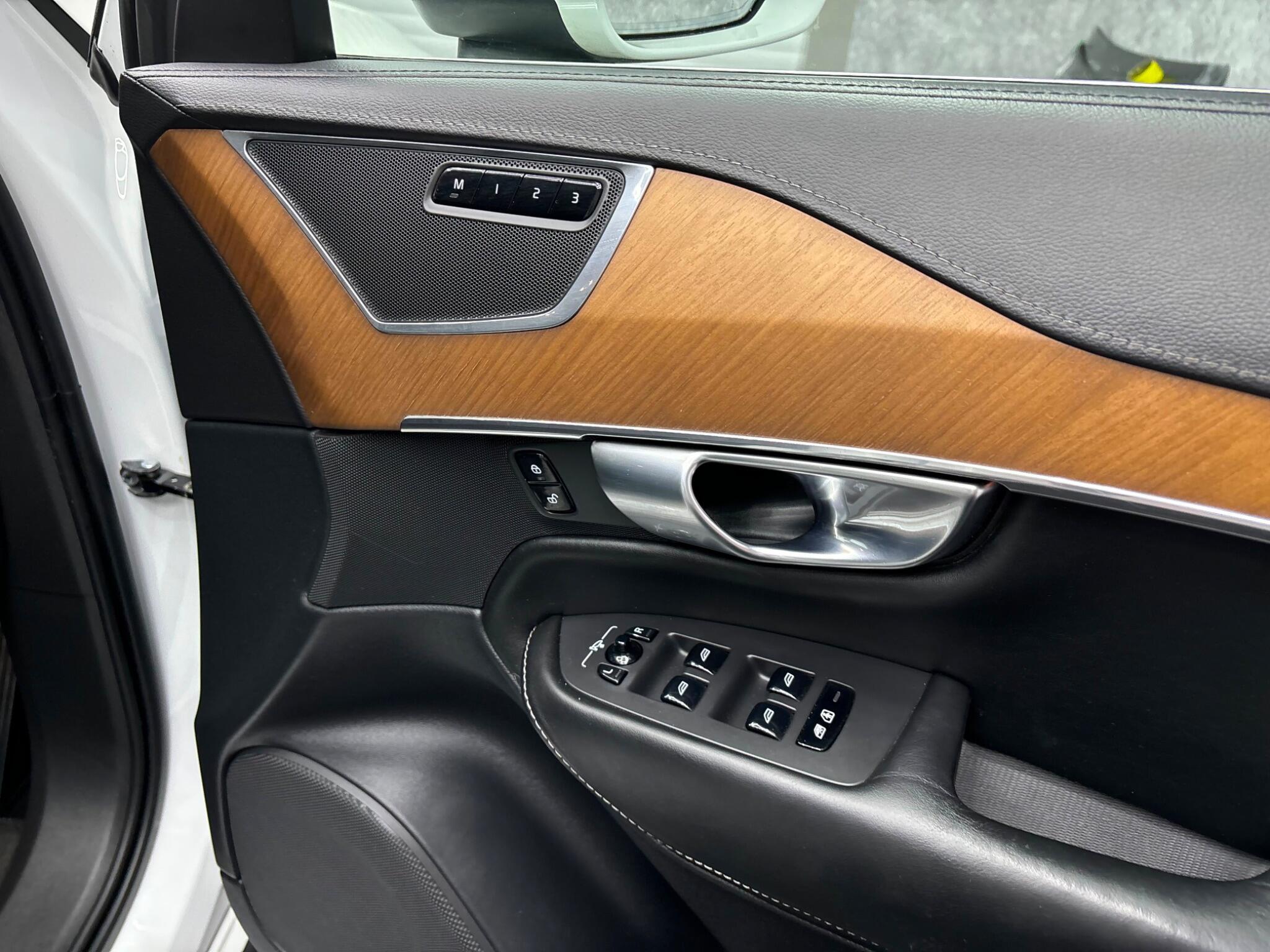 Volvo XC90 view 22