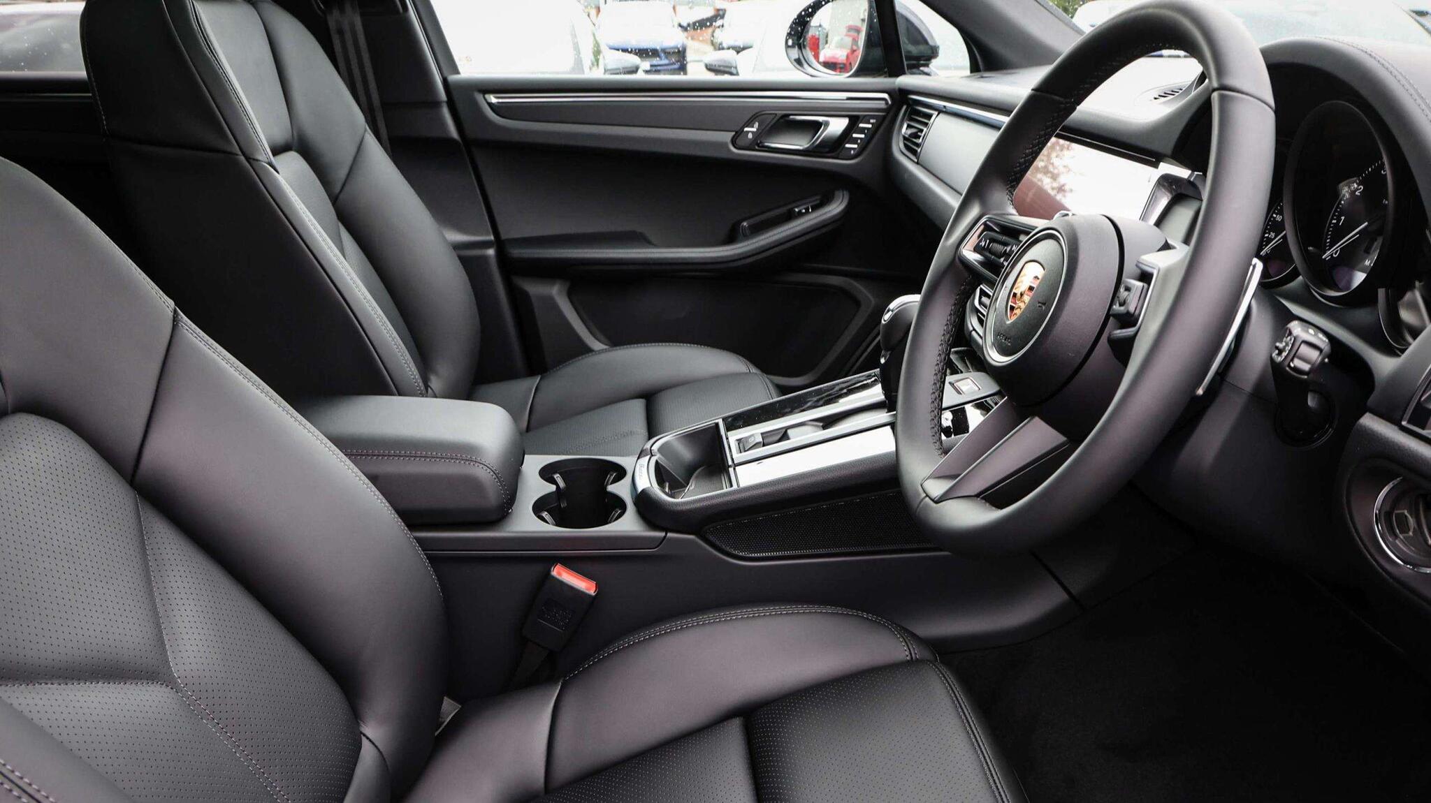 Porsche Macan view 12