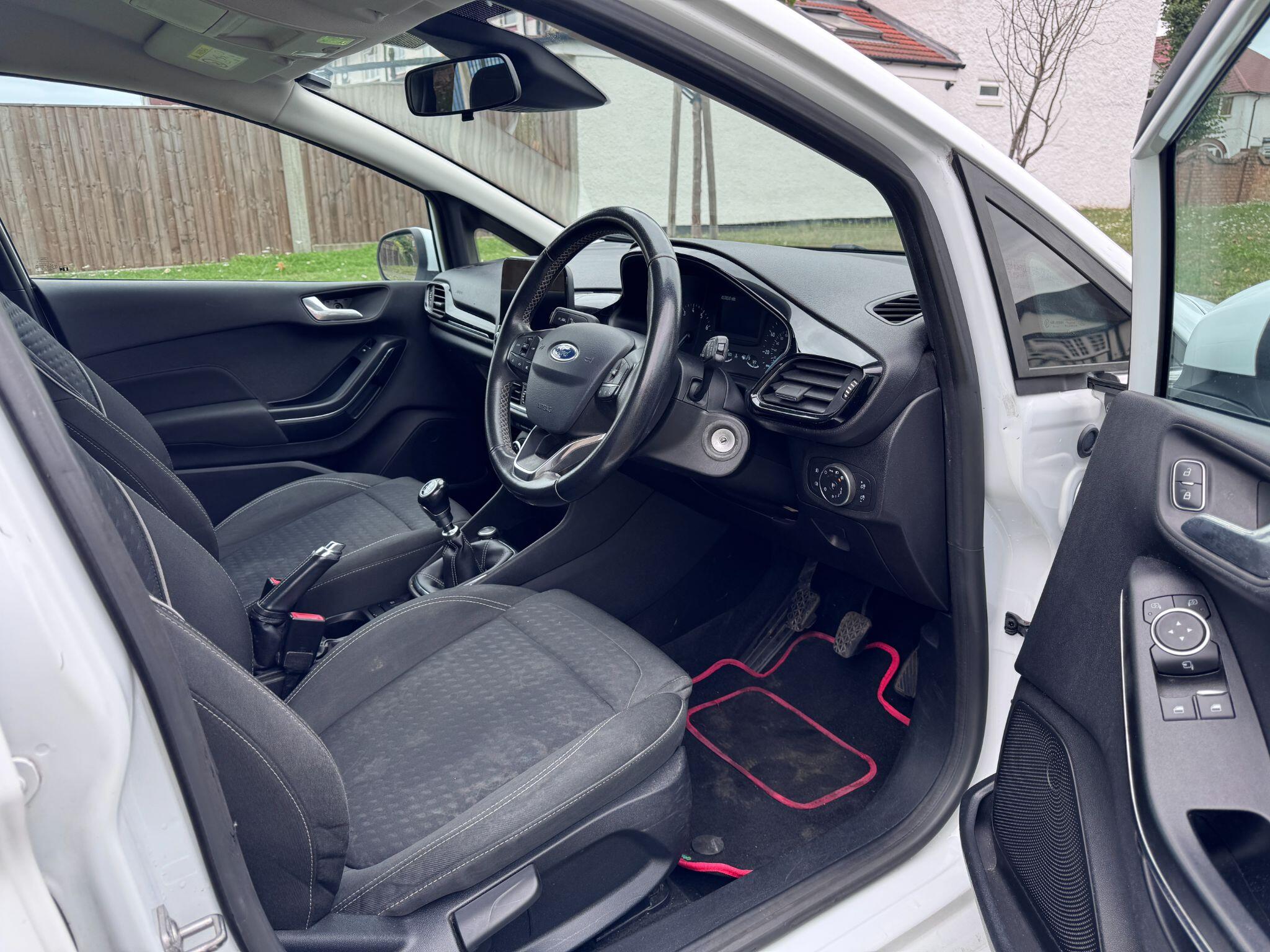 2017 Ford Fiesta image 18