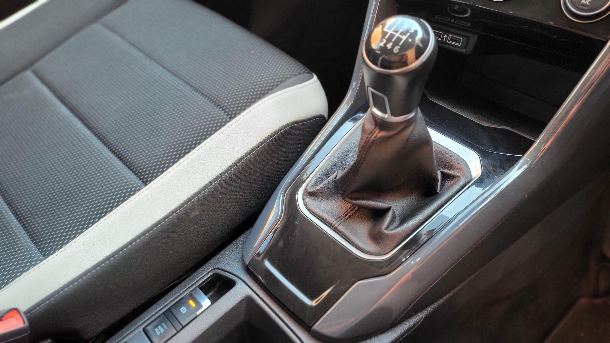 Volkswagen T-Roc view 14