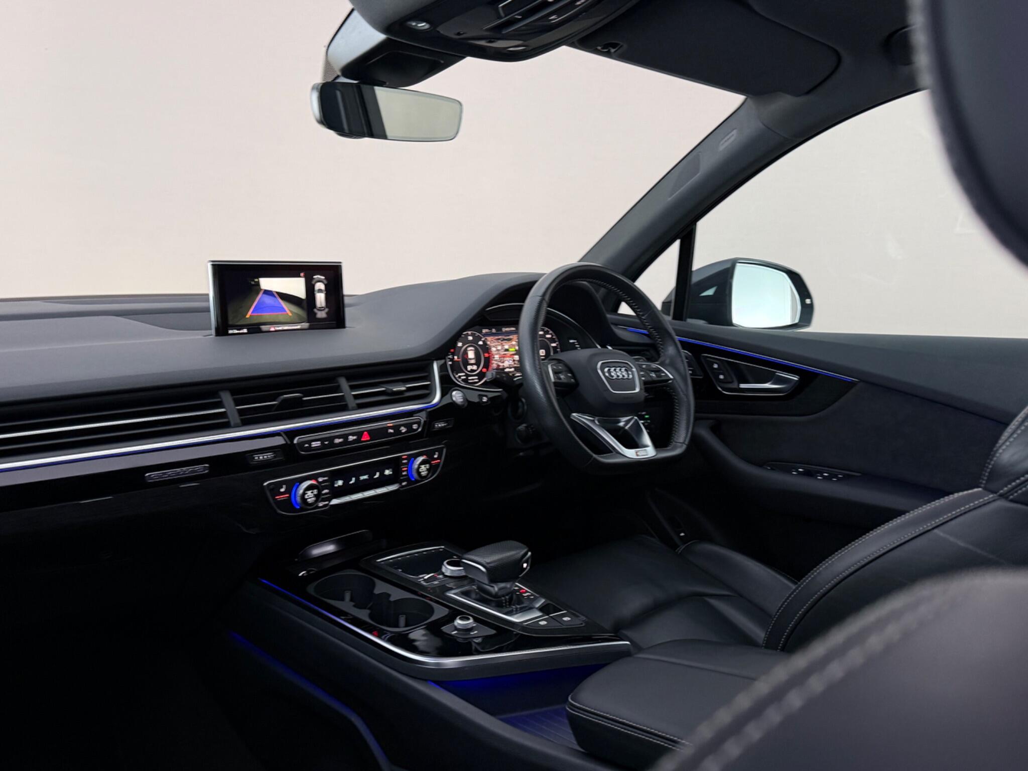 Audi Q7 view 4