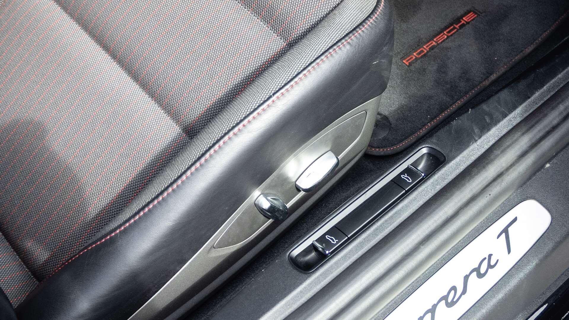 Porsche 911 view 29