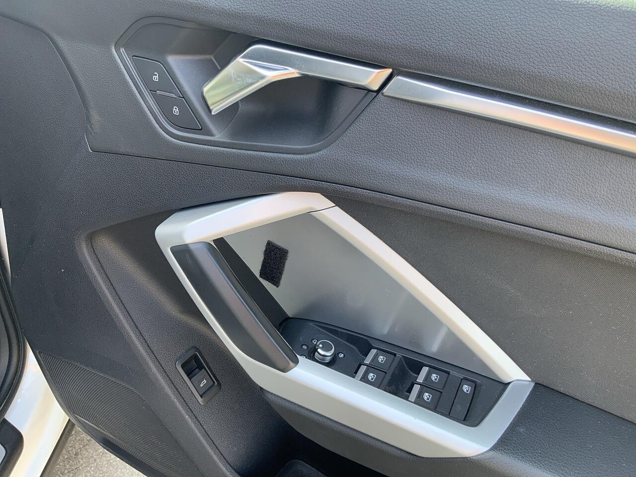 Audi Q3 view 11