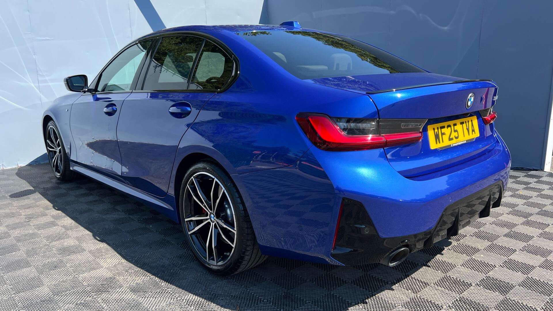 BMW 3 Series view 32