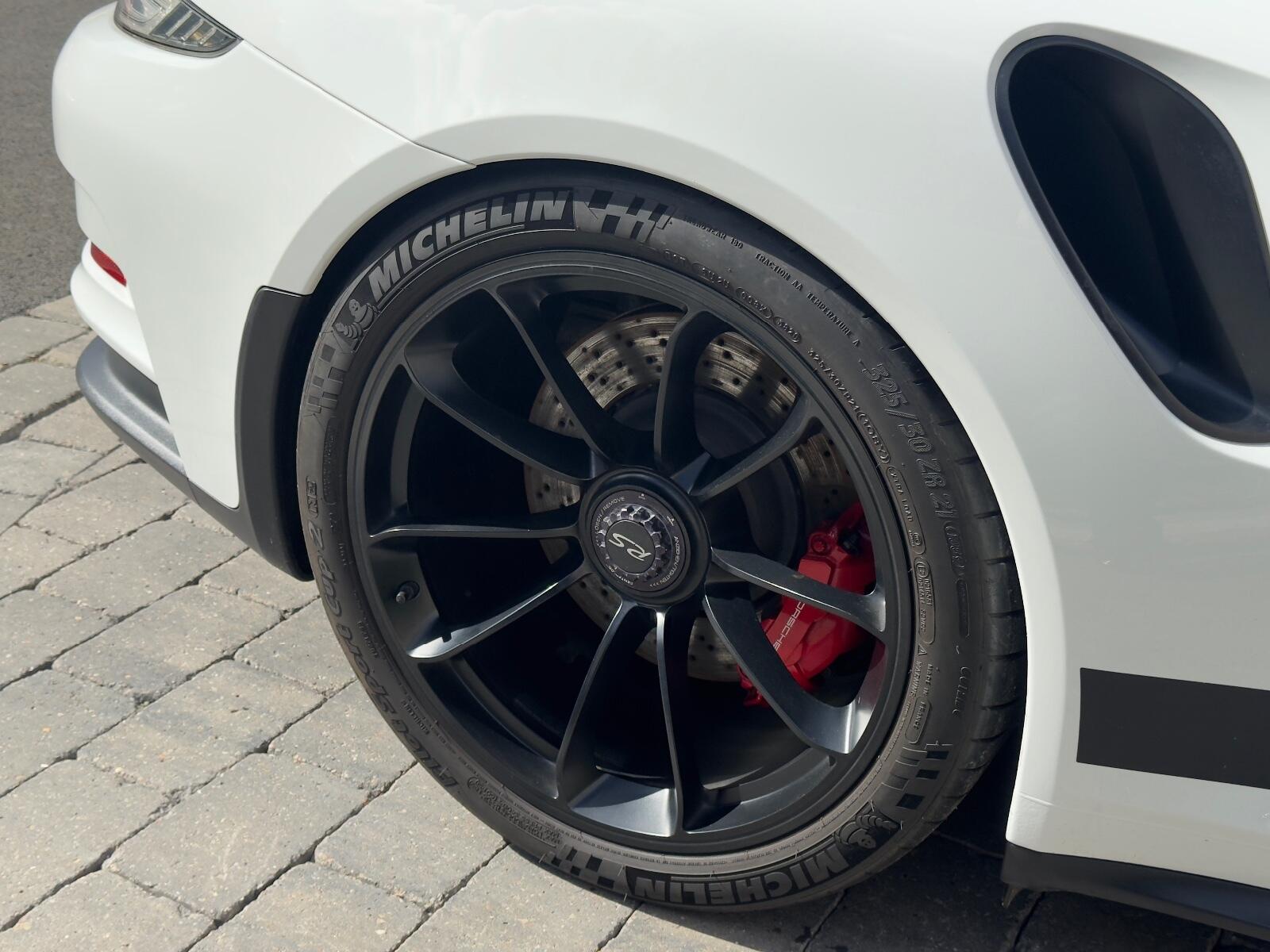 Porsche 911 view 16